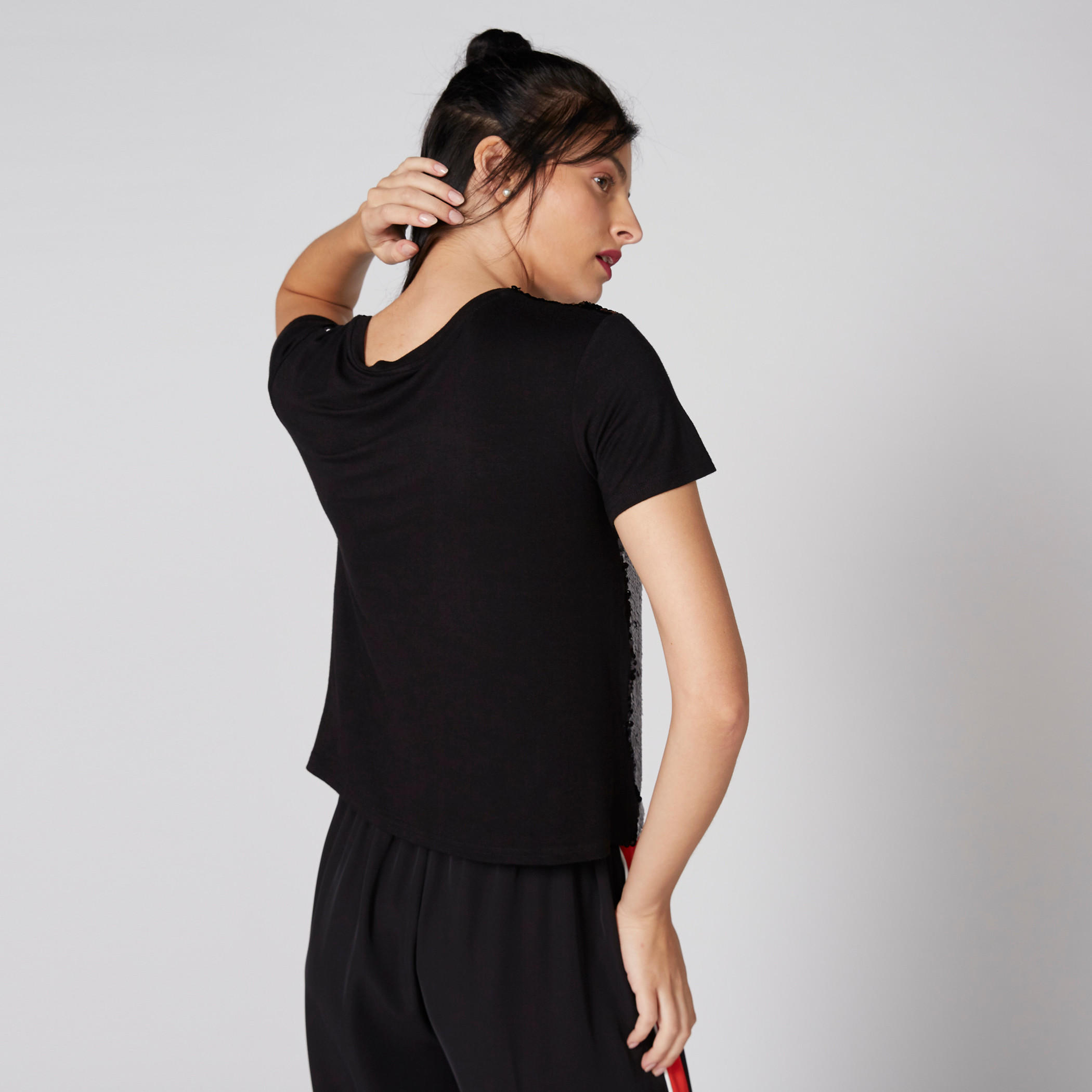 تيشيرت بياقة مستديرة وأكمام قصيرة وتفاصيل ترتر ميني ماوس-women-clothing-tshirts-image-2