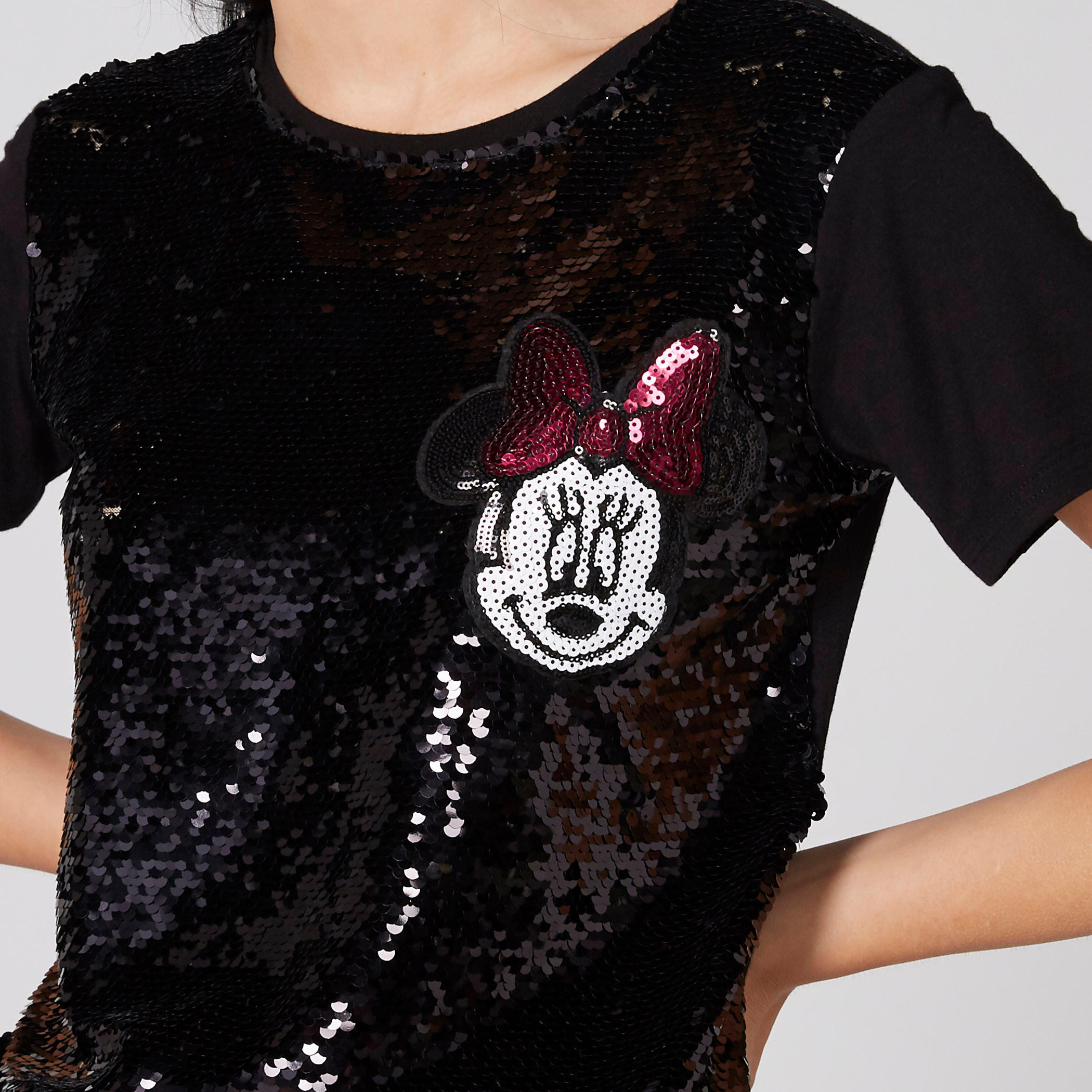 تيشيرت بياقة مستديرة وأكمام قصيرة وتفاصيل ترتر ميني ماوس-women-clothing-tshirts-image-4