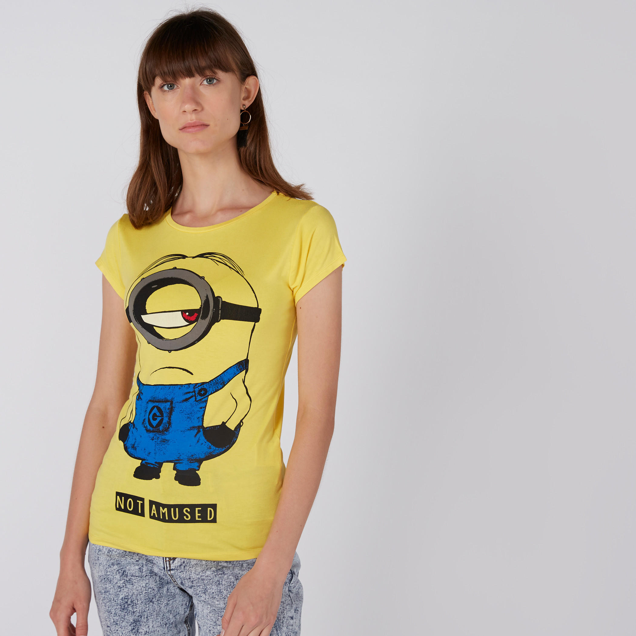 تيشيرت بطبعات مينيونز وياقة مستديرة وأكمام كاب-women-clothing-tshirts-image-1