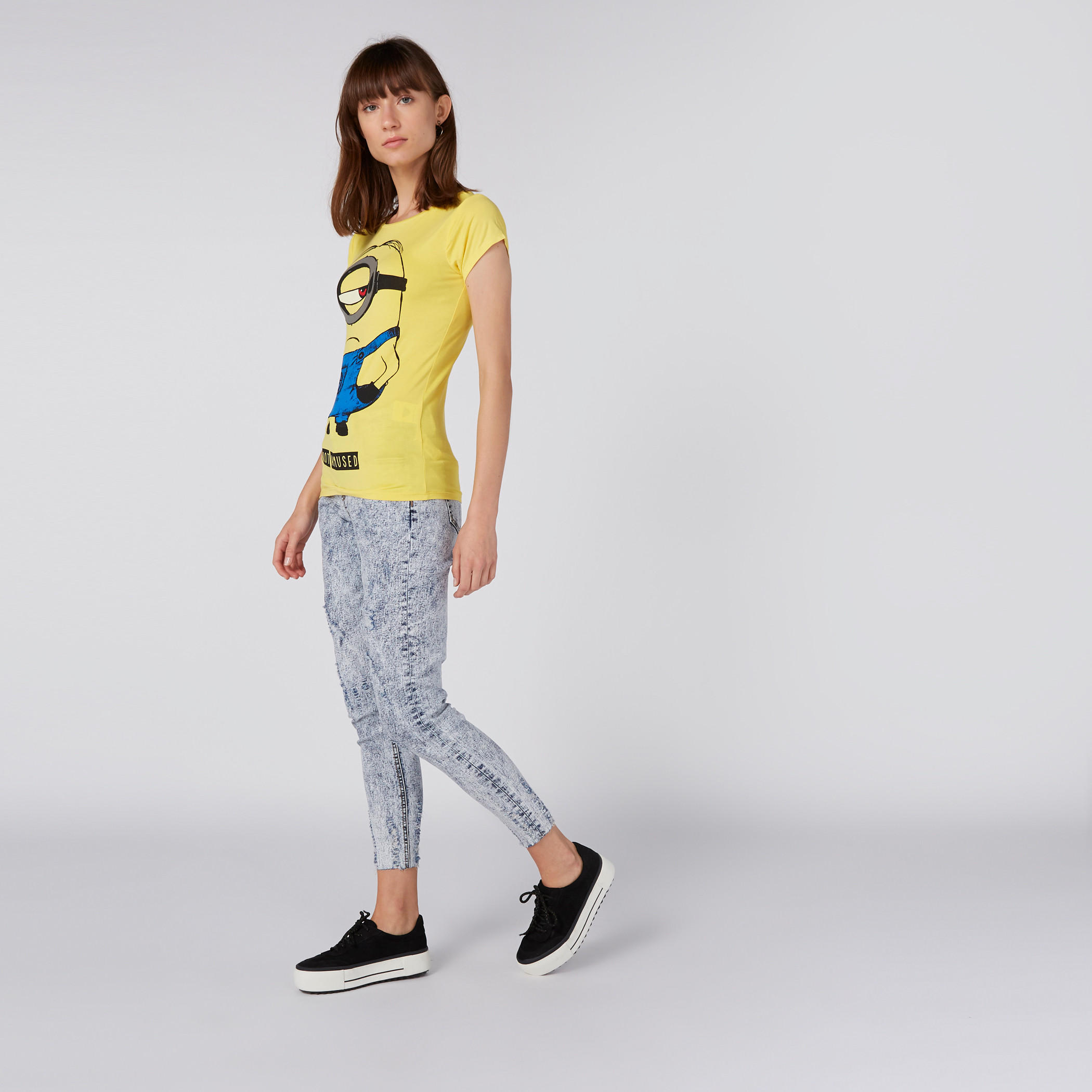 تيشيرت بطبعات مينيونز وياقة مستديرة وأكمام كاب-women-clothing-tshirts-image-3