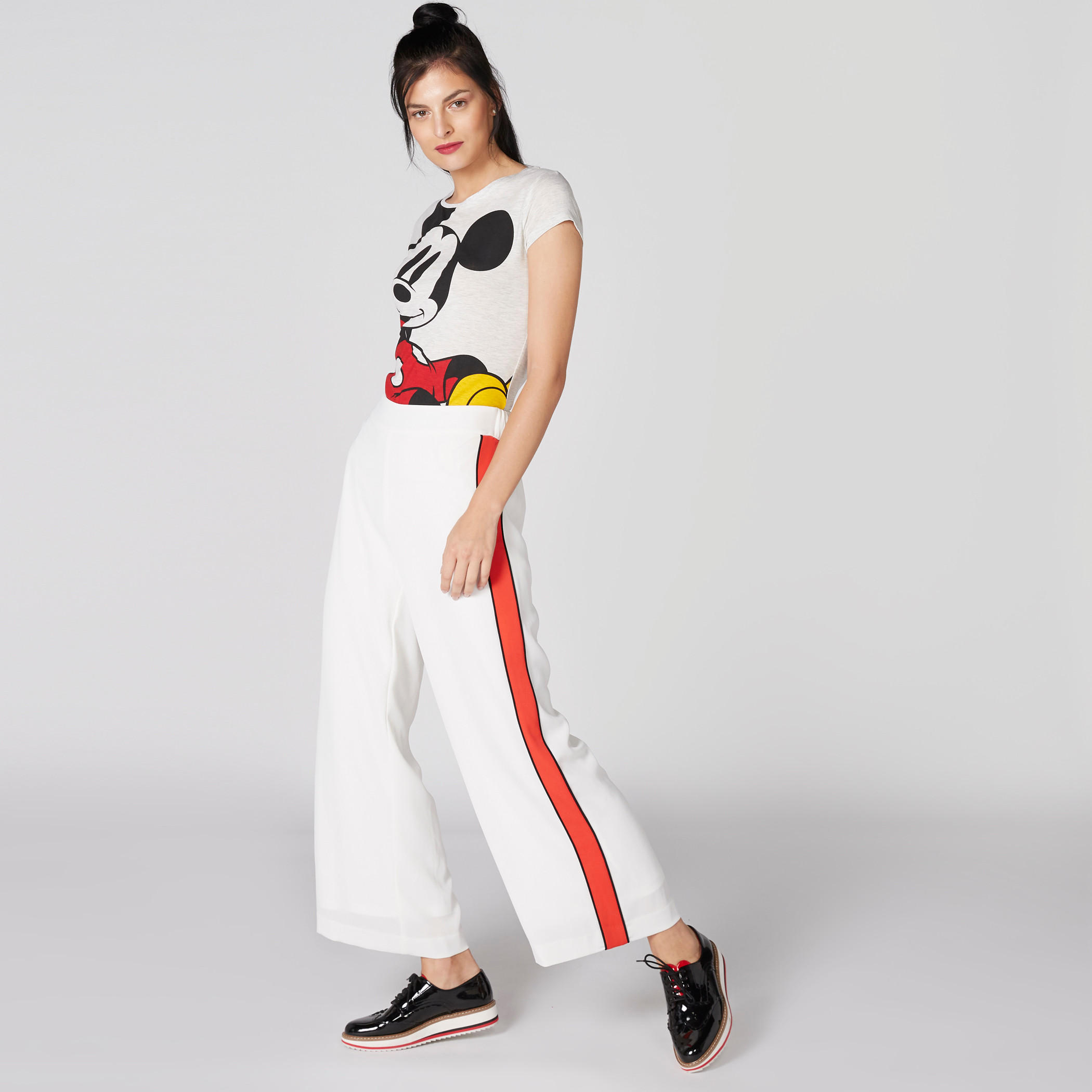 تيشيرت بياقة ضيّقة وأكمام كاب وطبعات ميكي ماوس-women-clothing-tshirts-image-3