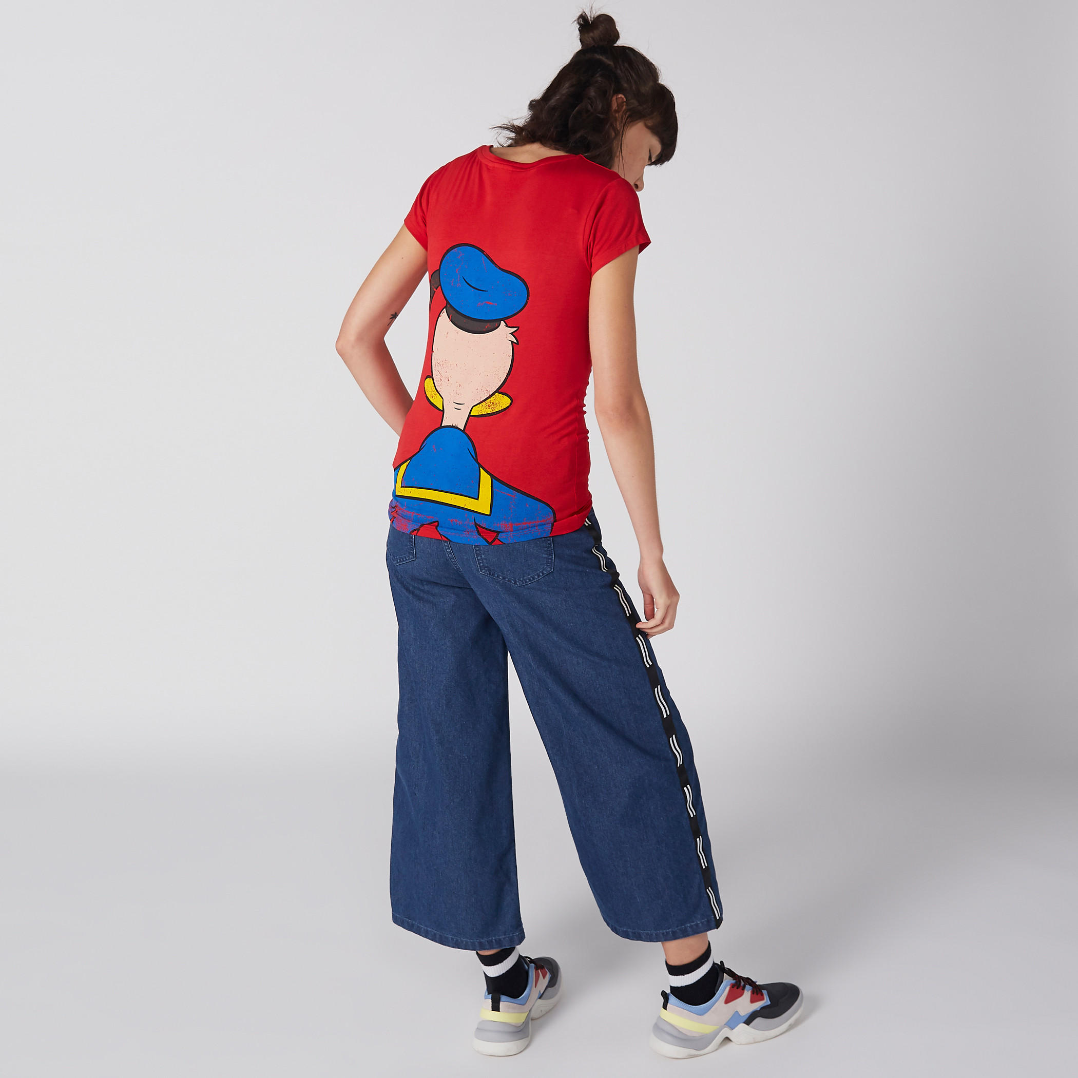 تيشيرت بأكمام قصيرة وياقة ضيقة وطبعات دونالد داك-women-clothing-tshirts-image-1