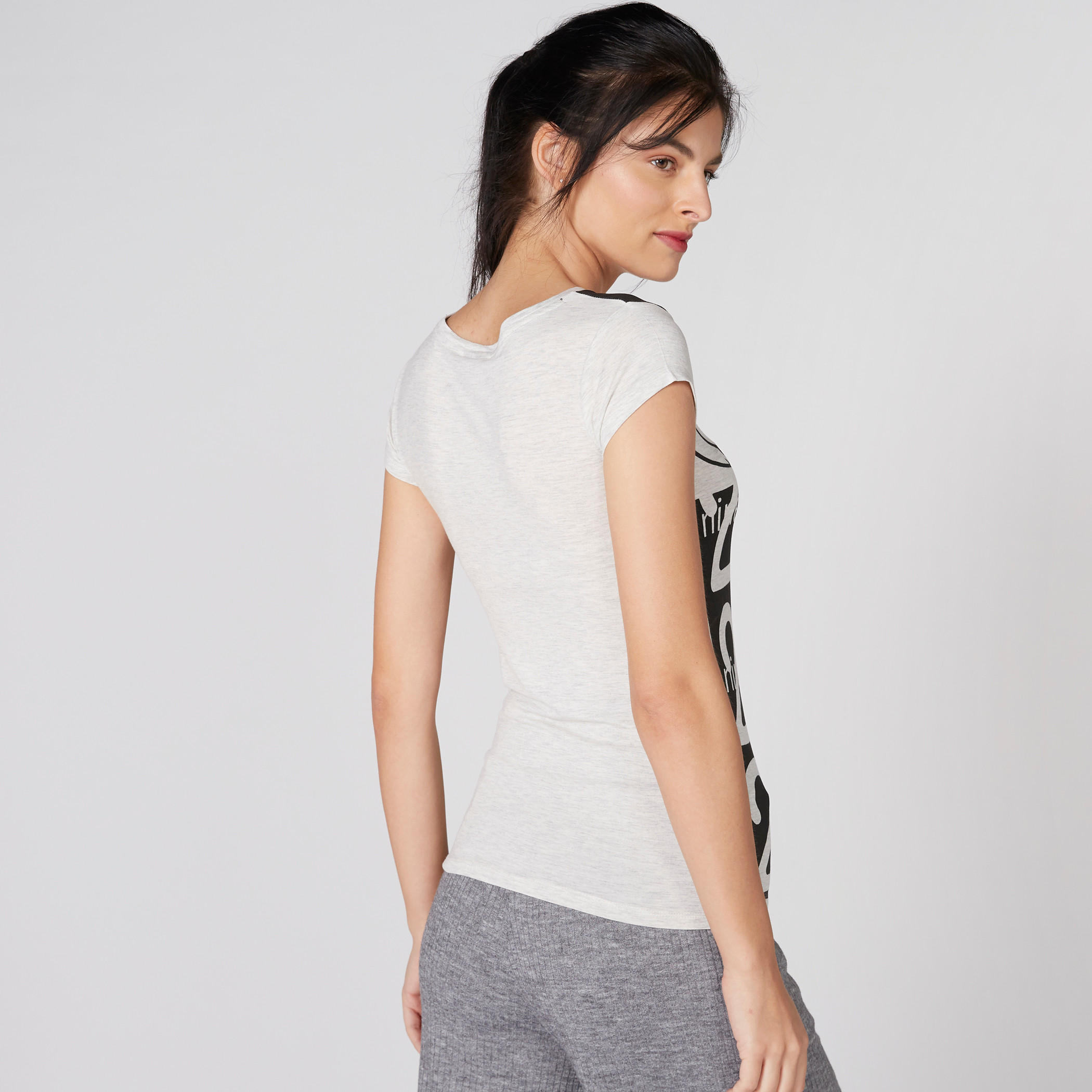تيشيرت بأكمام كاب وياقة مستديرة وطبعات ميكي ماوس-women-clothing-tshirts-image-2