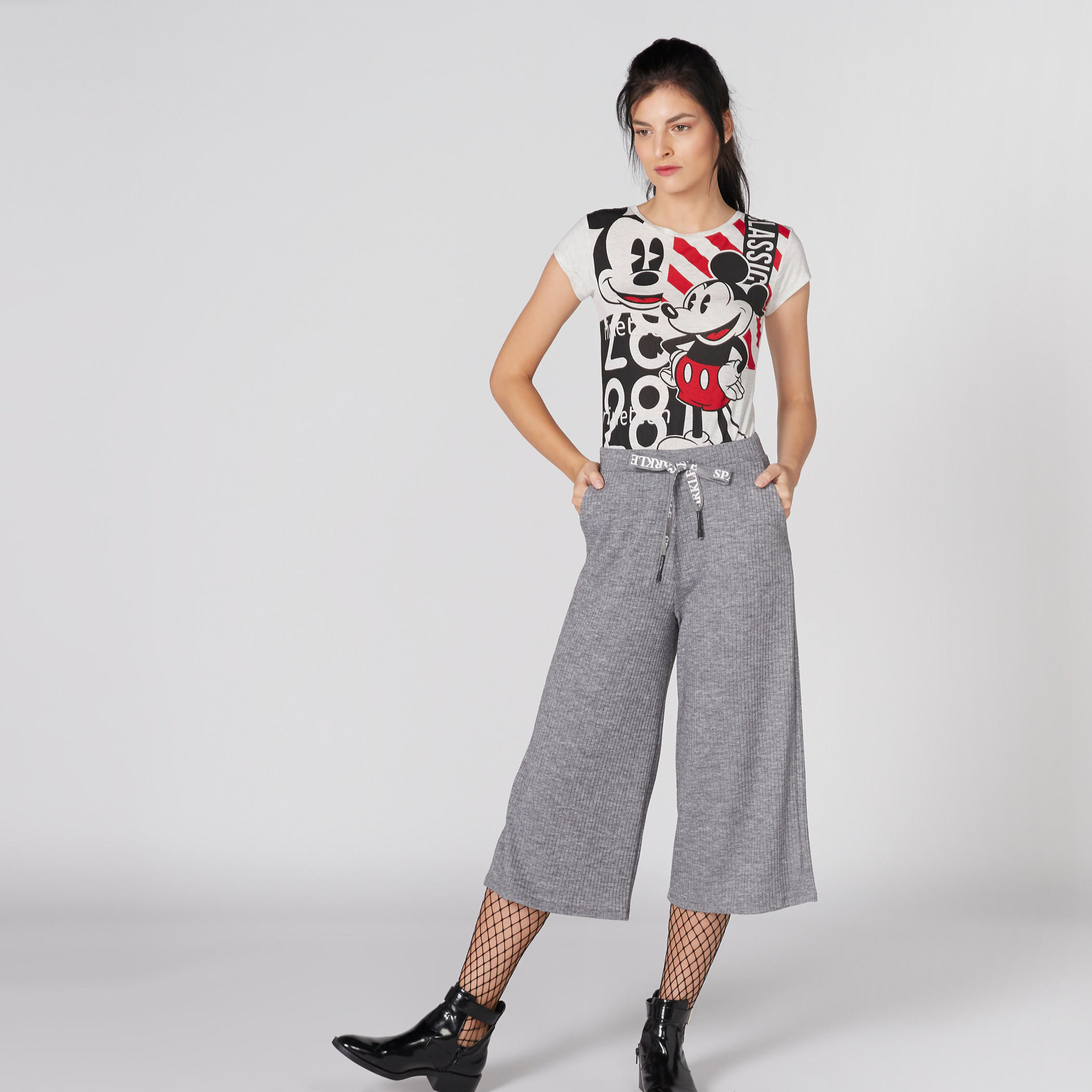 تيشيرت بأكمام كاب وياقة مستديرة وطبعات ميكي ماوس-women-clothing-tshirts-image-3