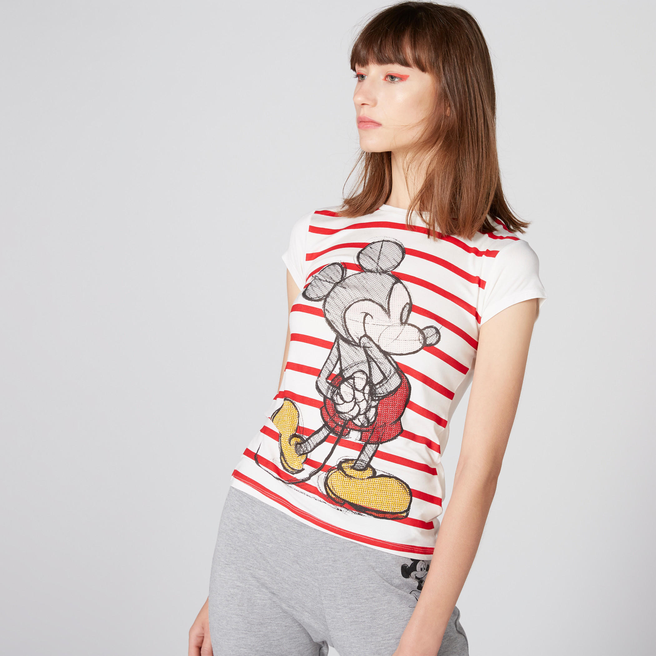 تيشيرت بياقة ضيّقة وأكمام كاب وطبعات ميكي ماوس-women-clothing-tshirts-image-4