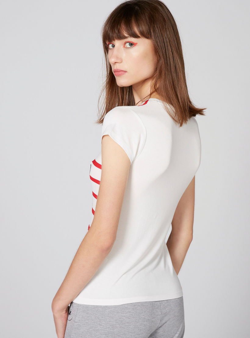 تيشيرت بياقة ضيّقة وأكمام كاب وطبعات ميكي ماوس-women-clothing-tshirts-image-3
