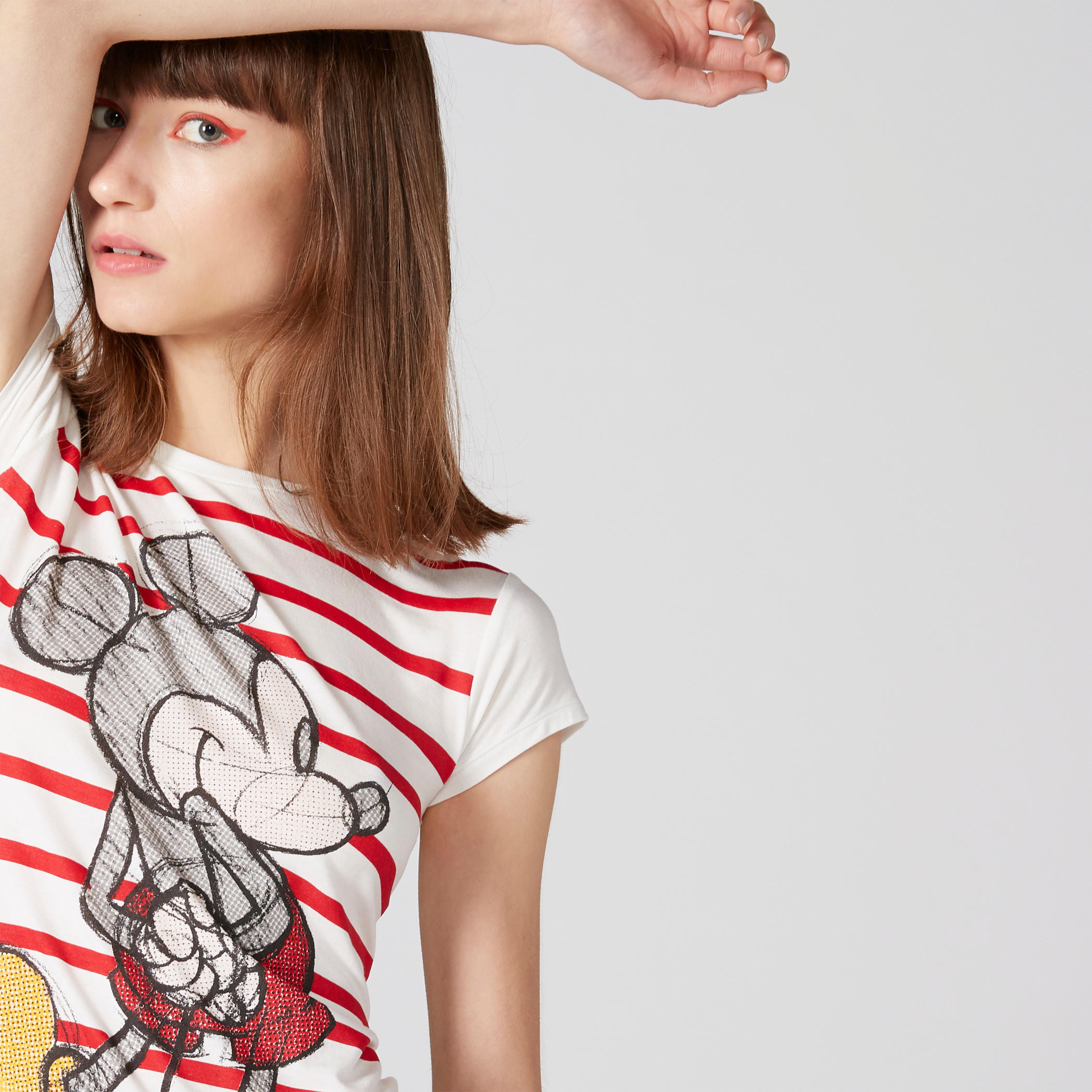 تيشيرت بياقة ضيّقة وأكمام كاب وطبعات ميكي ماوس-women-clothing-tshirts-image-1
