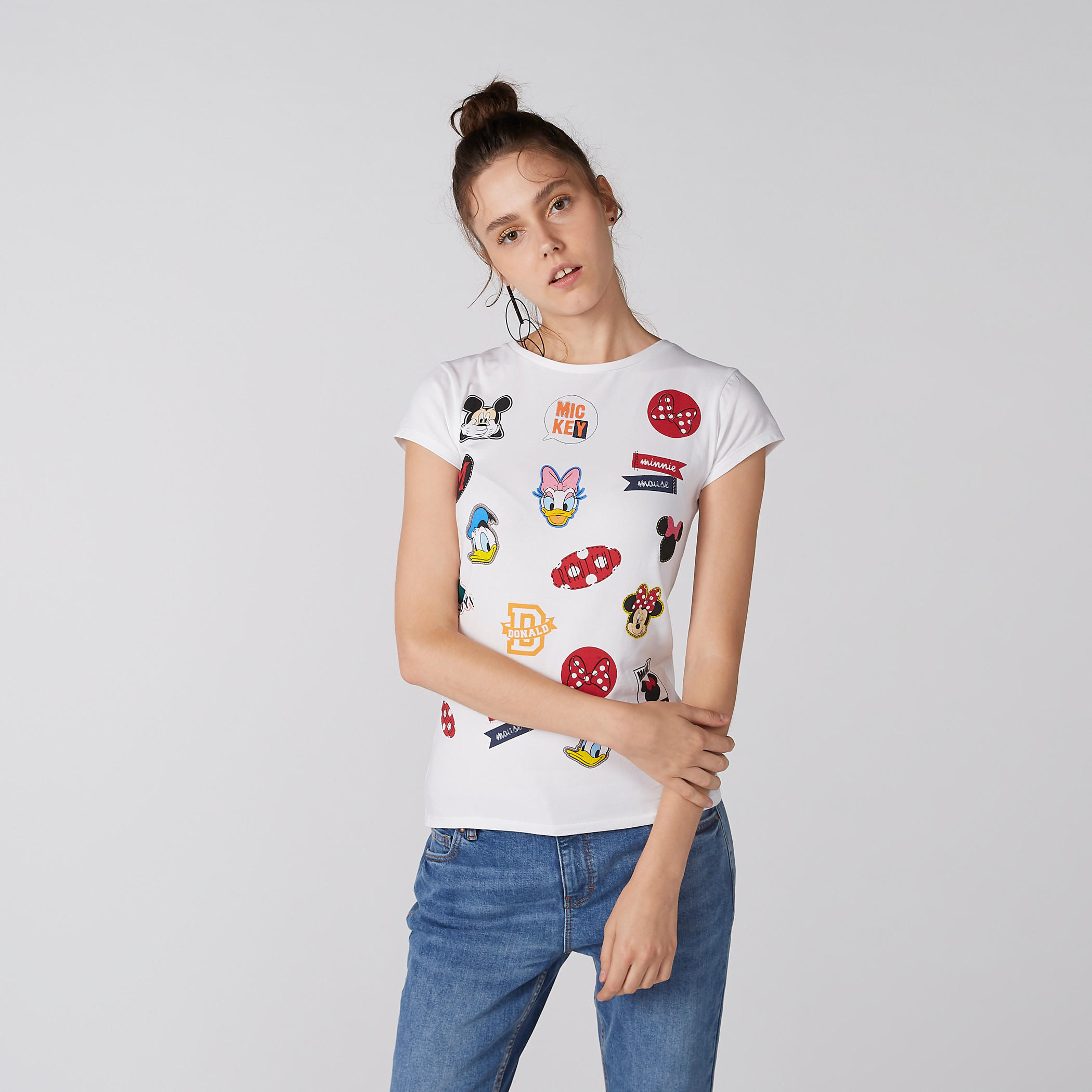 تيشيرت بطبعات ديزني وياقة مستديرة وأكمام كاب-women-clothing-tshirts-image-1