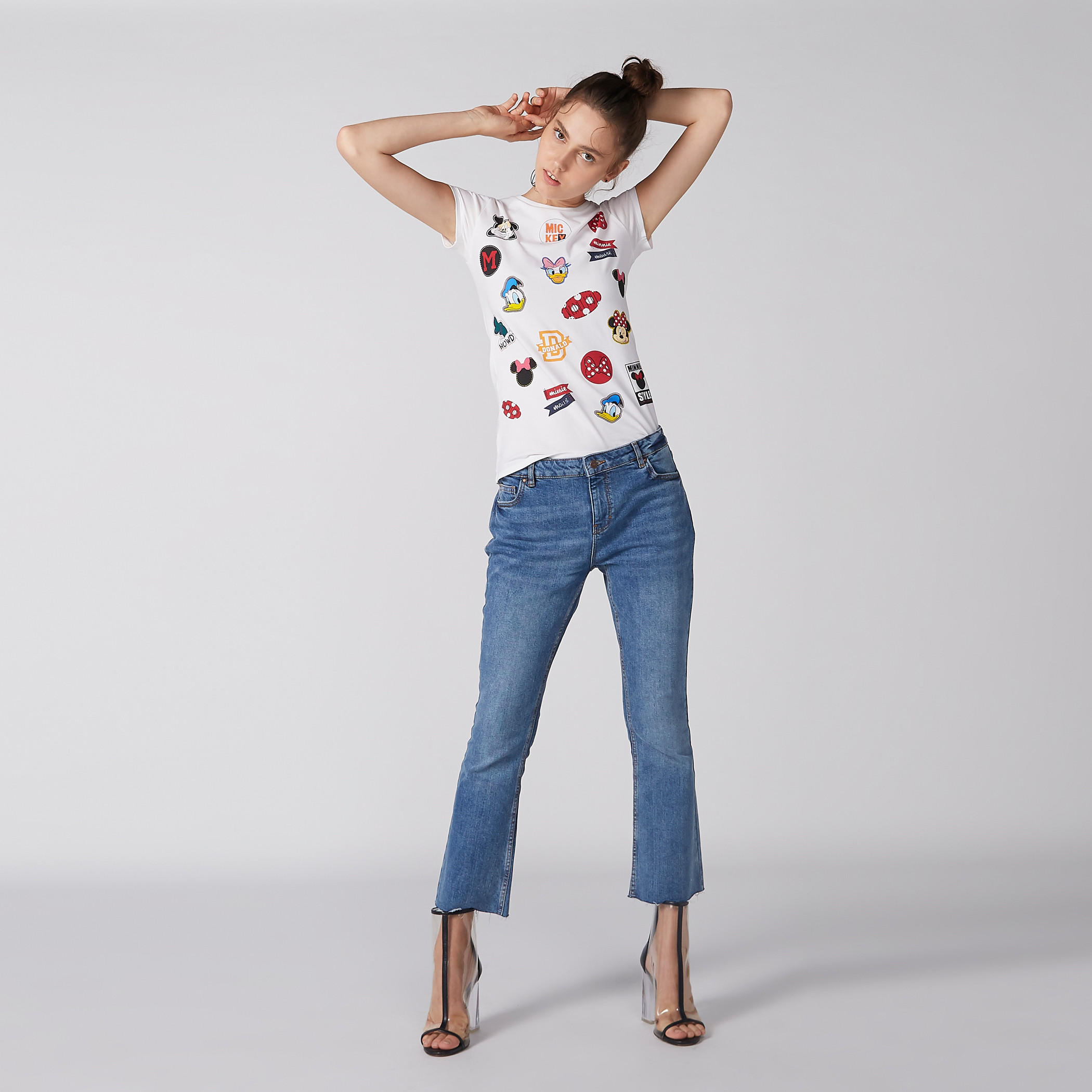 تيشيرت بطبعات ديزني وياقة مستديرة وأكمام كاب-women-clothing-tshirts-image-2