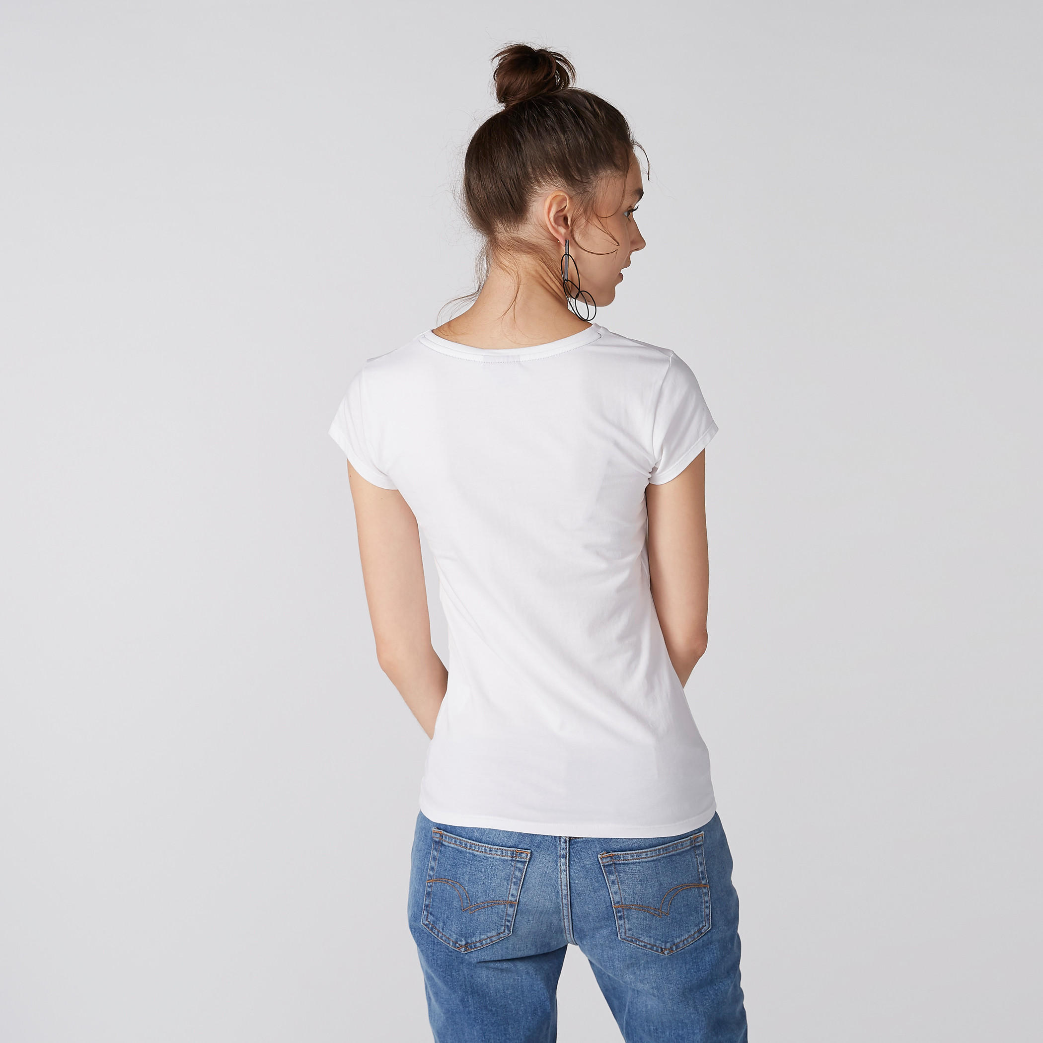 تيشيرت بطبعات ديزني وياقة مستديرة وأكمام كاب-women-clothing-tshirts-image-3
