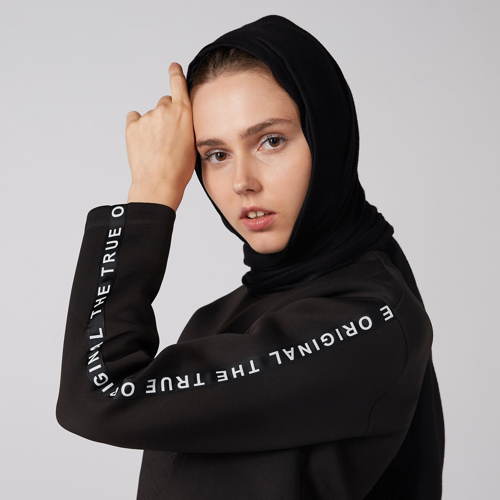 سويت شيرت بطبعات ميكي ماوس وأكمام طويلة-women-winterwear-hoodiesandsweatshirts-sweatshirts-image-4