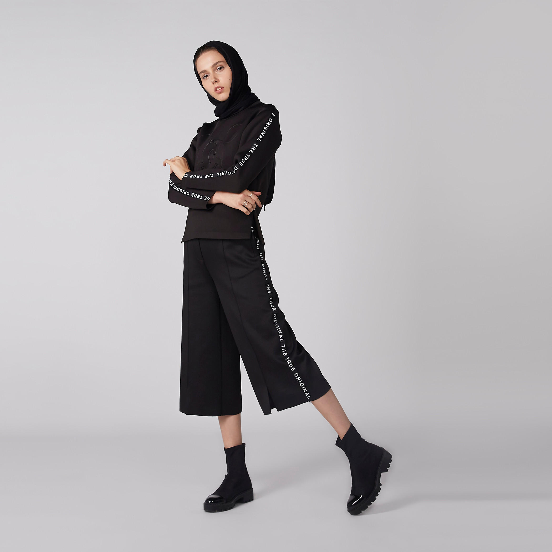 سويت شيرت بطبعات ميكي ماوس وأكمام طويلة-women-winterwear-hoodiesandsweatshirts-sweatshirts-image-3
