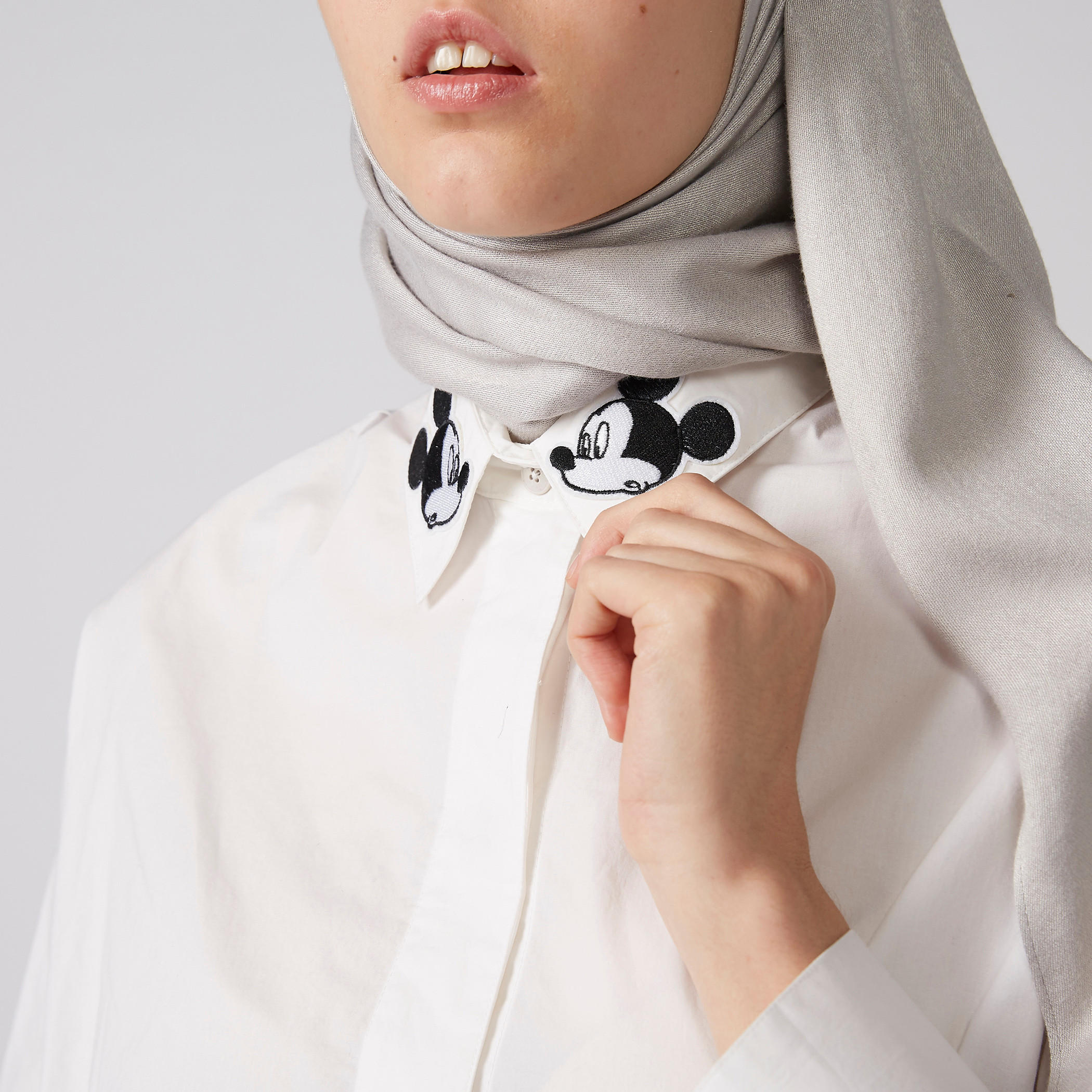 قميص بأزرار وتزيينات مطرزة ميكي ماوس-women-clothing-shirtsandblouses-shirts-image-2