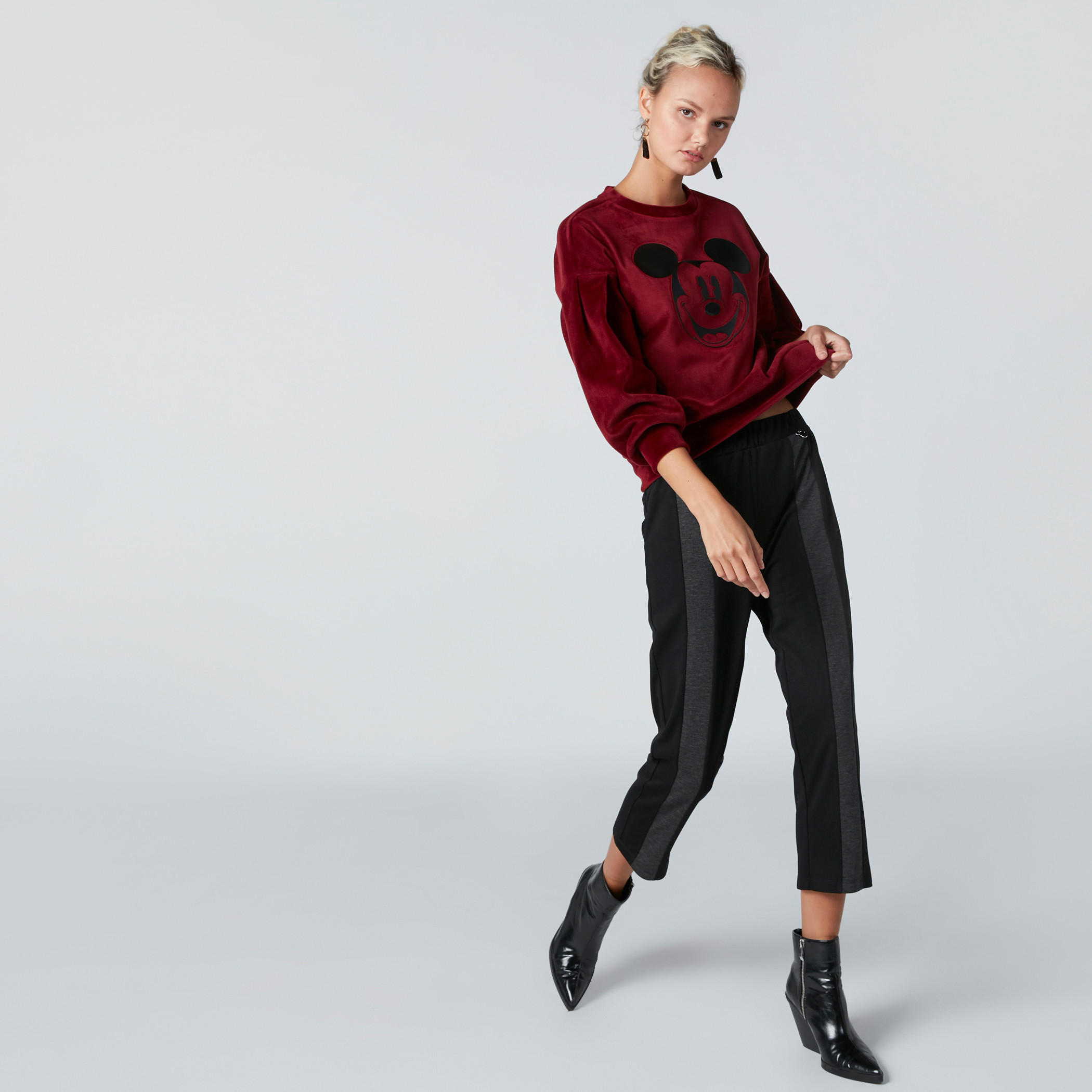 بنطال بتزيينات ميكي ماوس وخصر مطاطي وجيوب-women-clothing-bottoms-trousers-image-1