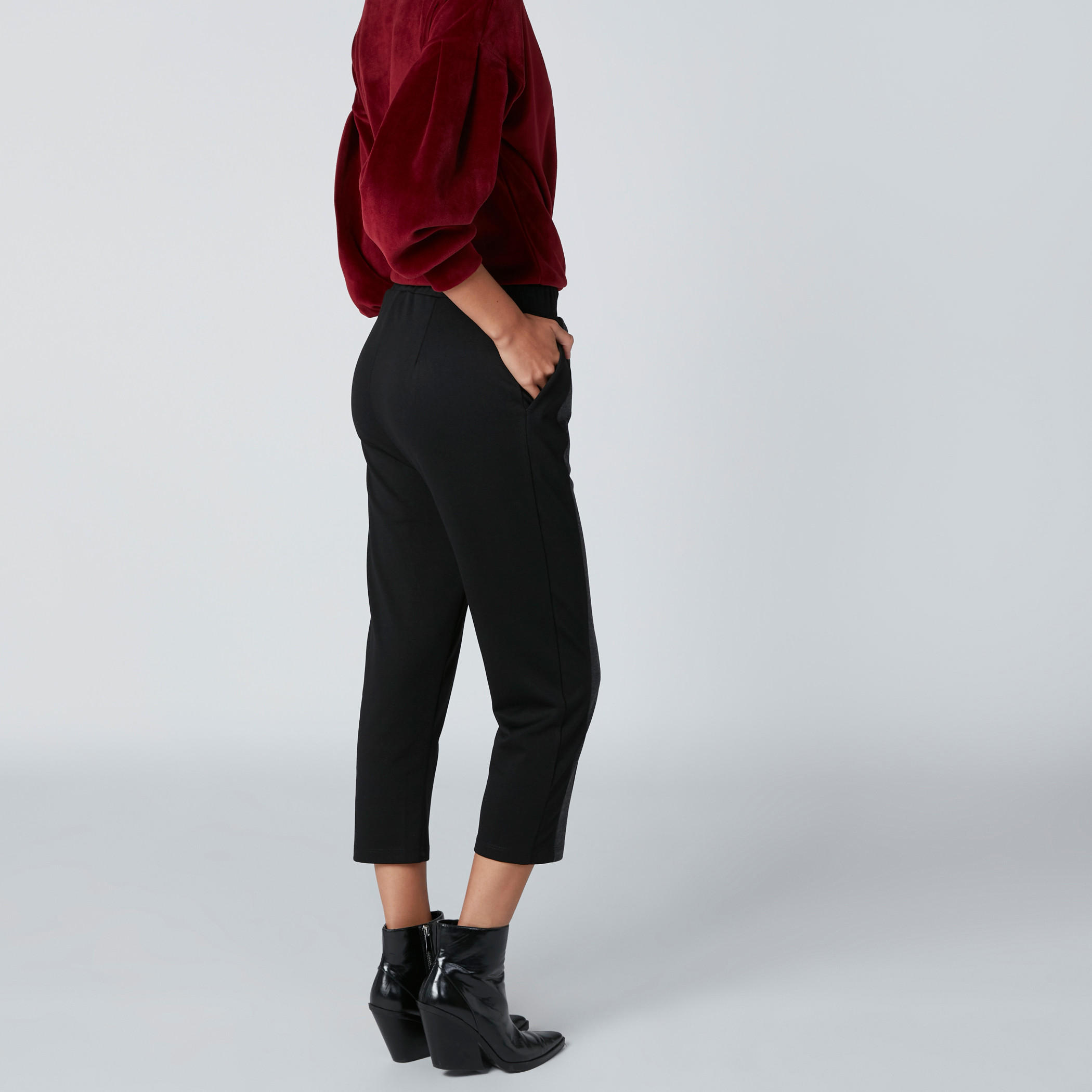 بنطال بتزيينات ميكي ماوس وخصر مطاطي وجيوب-women-clothing-bottoms-trousers-image-2