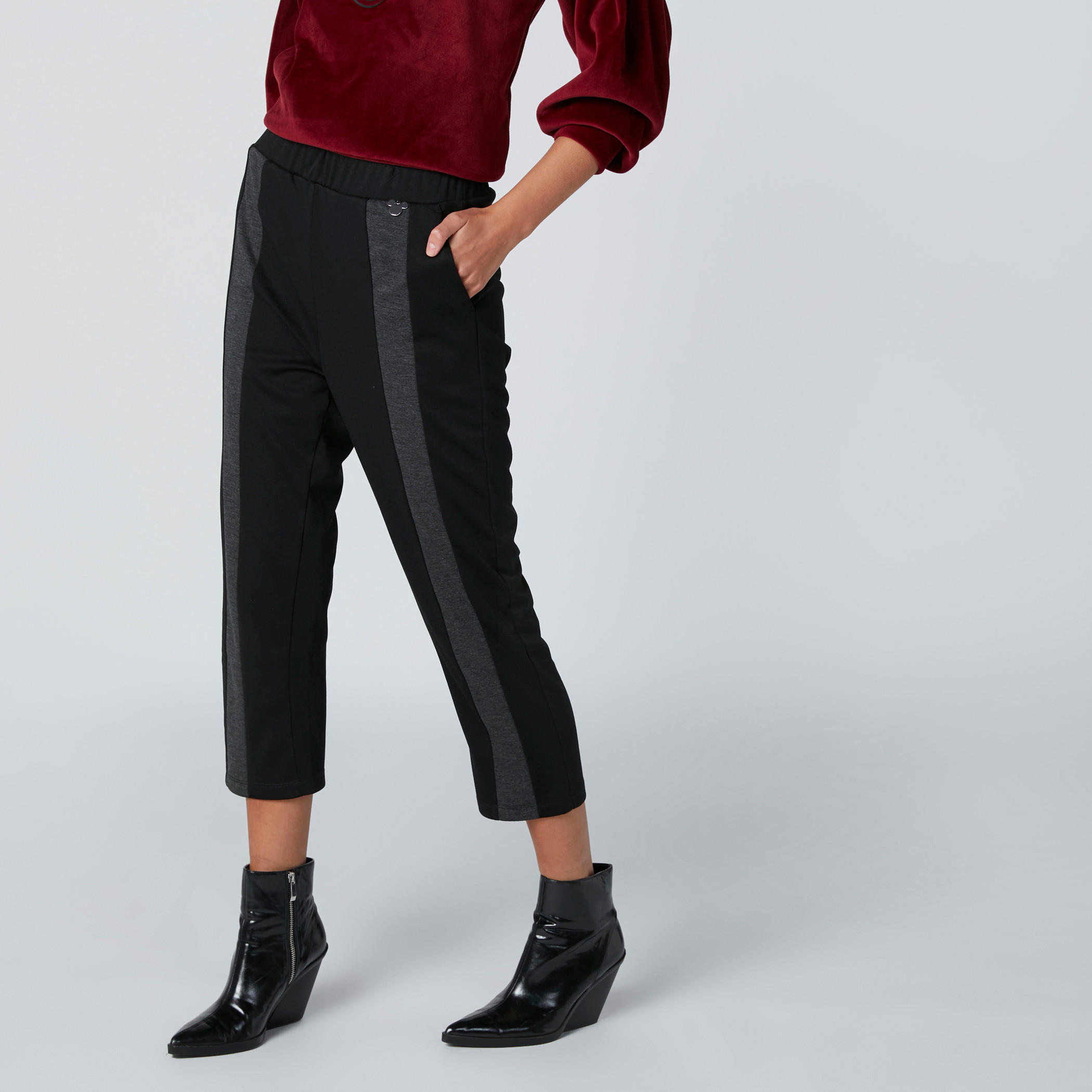 بنطال بتزيينات ميكي ماوس وخصر مطاطي وجيوب-women-clothing-bottoms-trousers-image-3