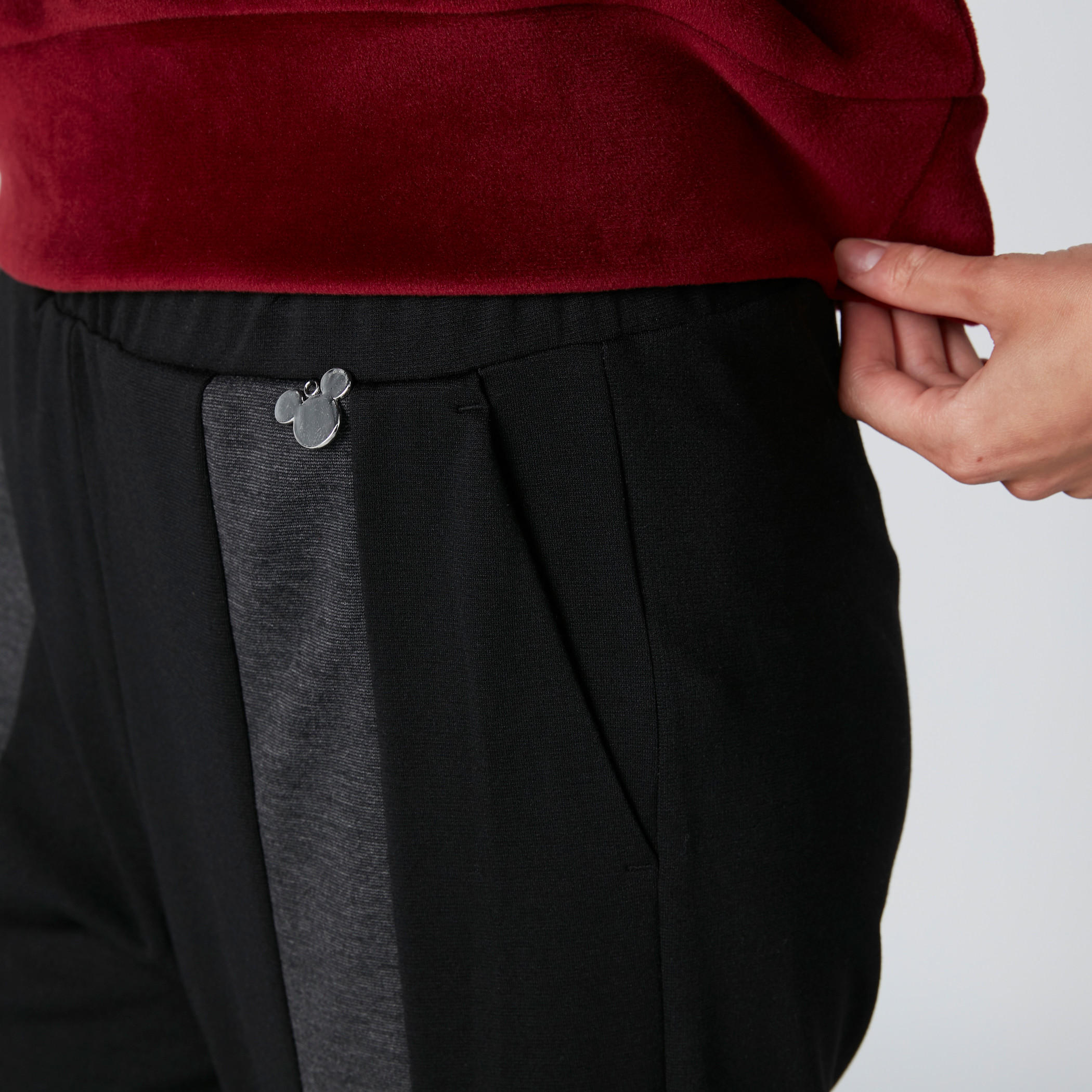 بنطال بتزيينات ميكي ماوس وخصر مطاطي وجيوب-women-clothing-bottoms-trousers-image-4