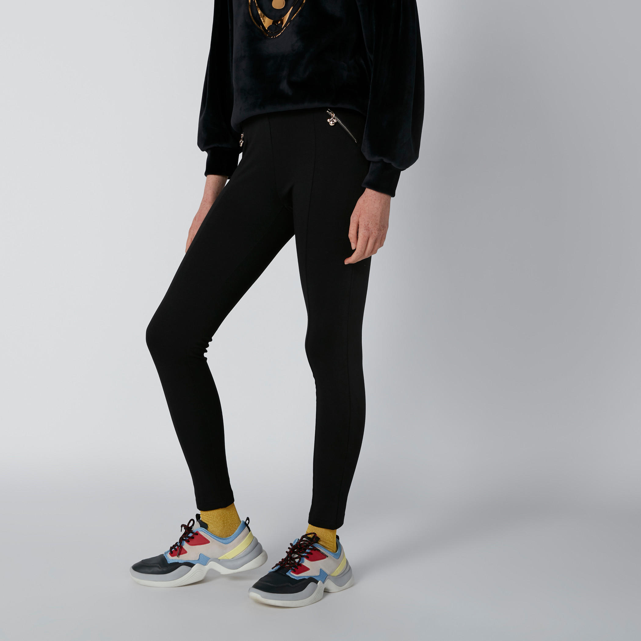 بنطال بتزيينات ميكي ماوس بقصّة سليم وسحّاب-women-clothing-bottoms-trousers-image-3