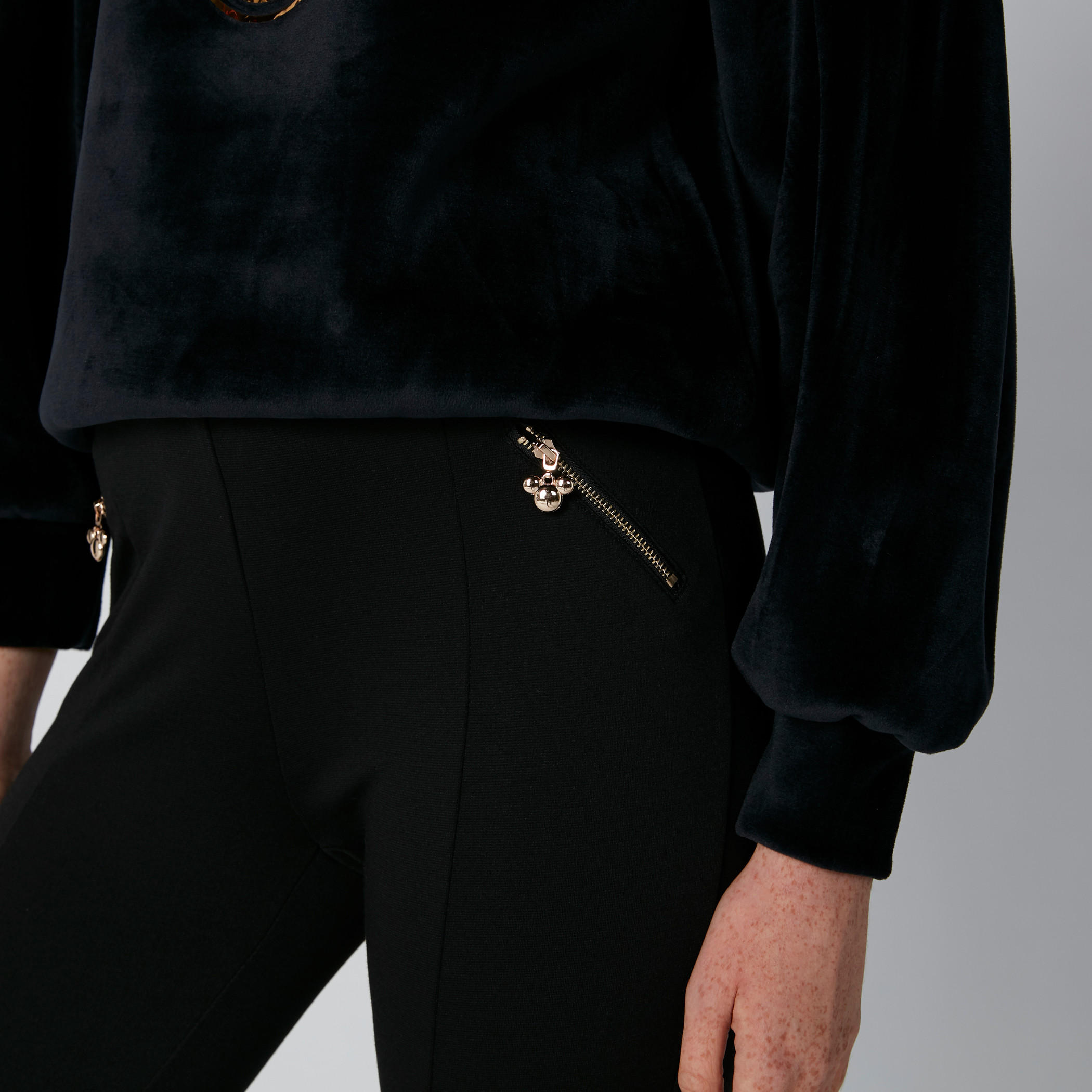 بنطال بتزيينات ميكي ماوس بقصّة سليم وسحّاب-women-clothing-bottoms-trousers-image-4