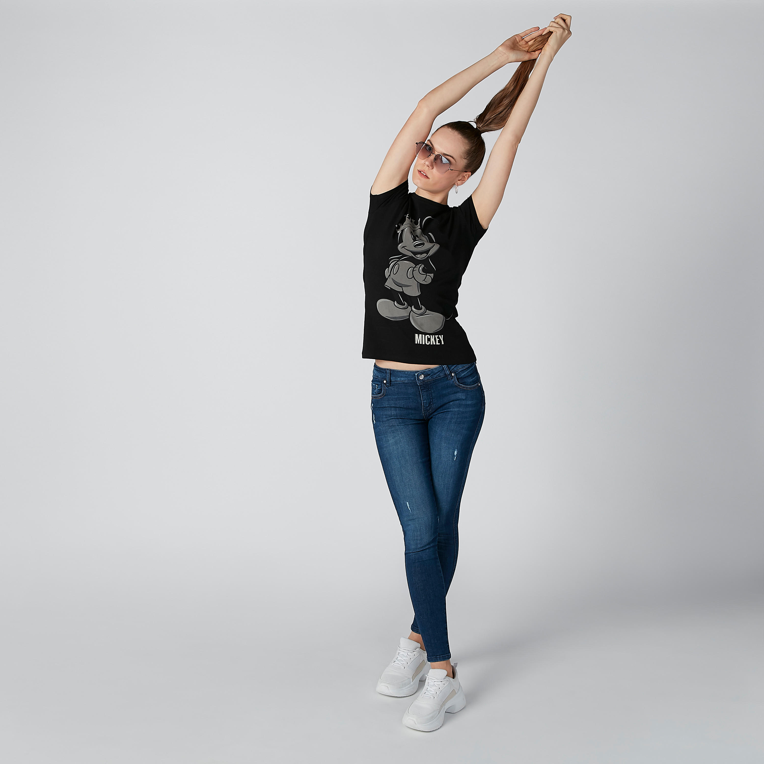 تيشيرت بقصّة سكيني وأكمام كاب وطبعات ميكي ماوس-women-clothing-tshirts-image-2