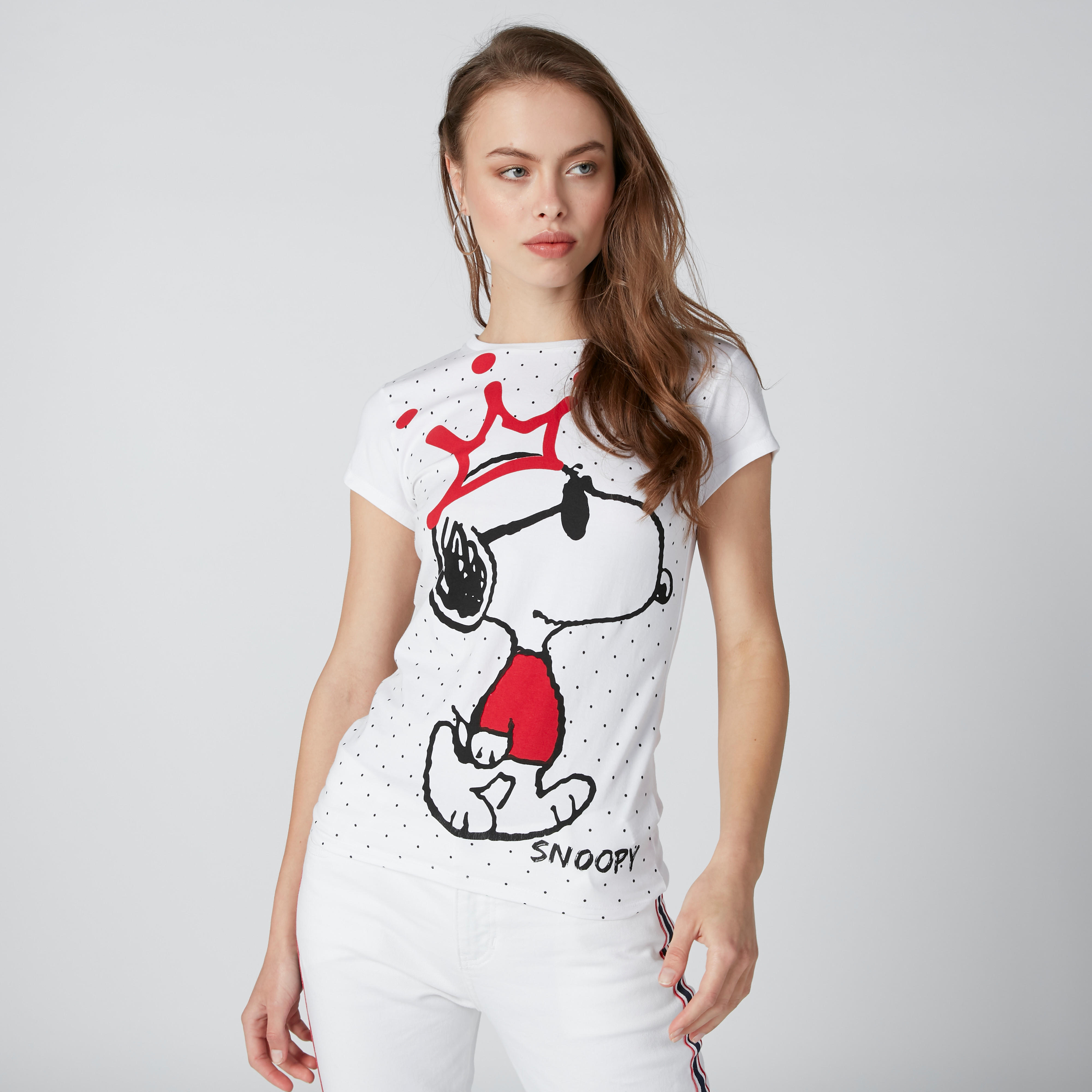 تيشيرت سكيني بياقة مستديرة وأكمام كاب وطبعات سنوبي-women-clothing-tshirts-image-1