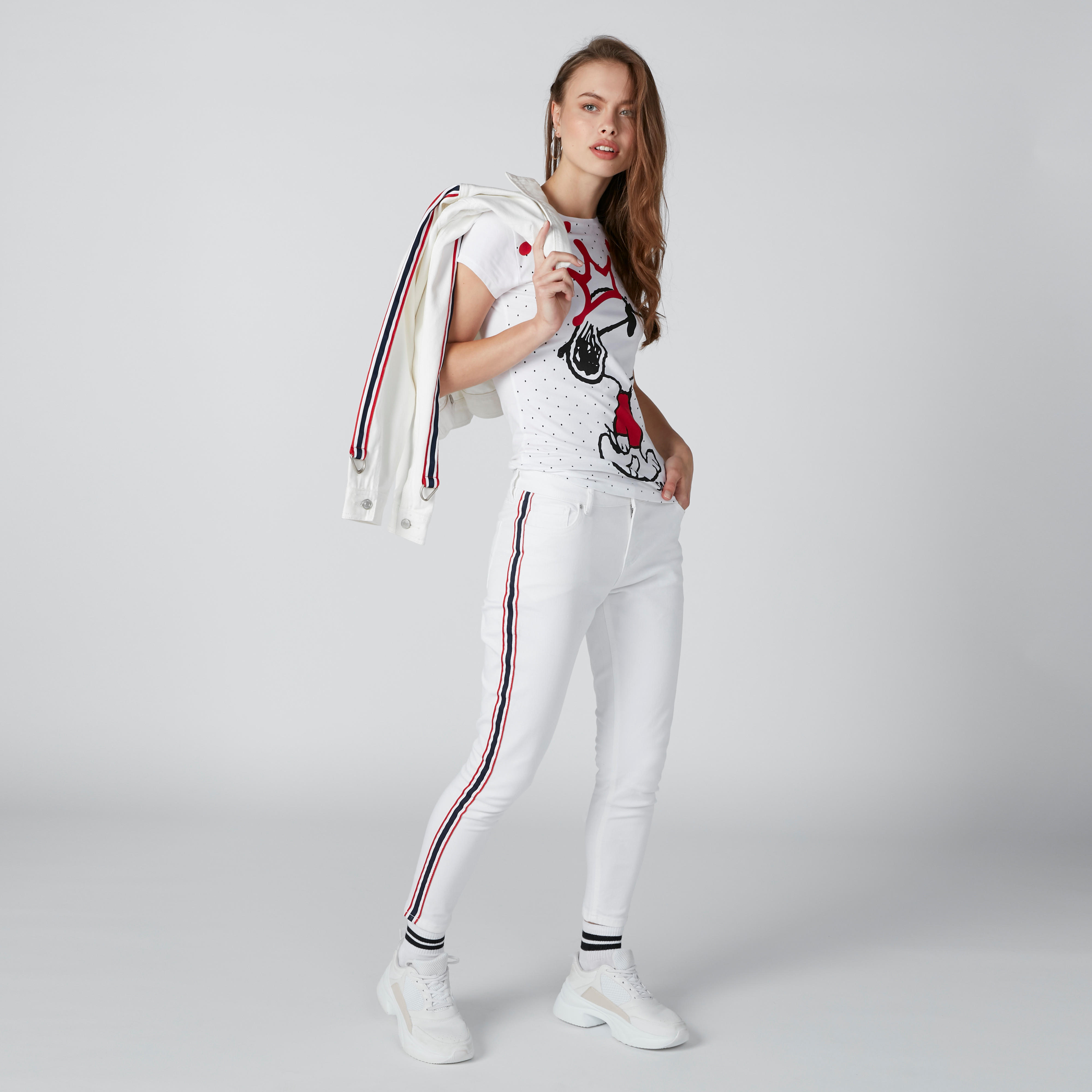 تيشيرت سكيني بياقة مستديرة وأكمام كاب وطبعات سنوبي-women-clothing-tshirts-image-2