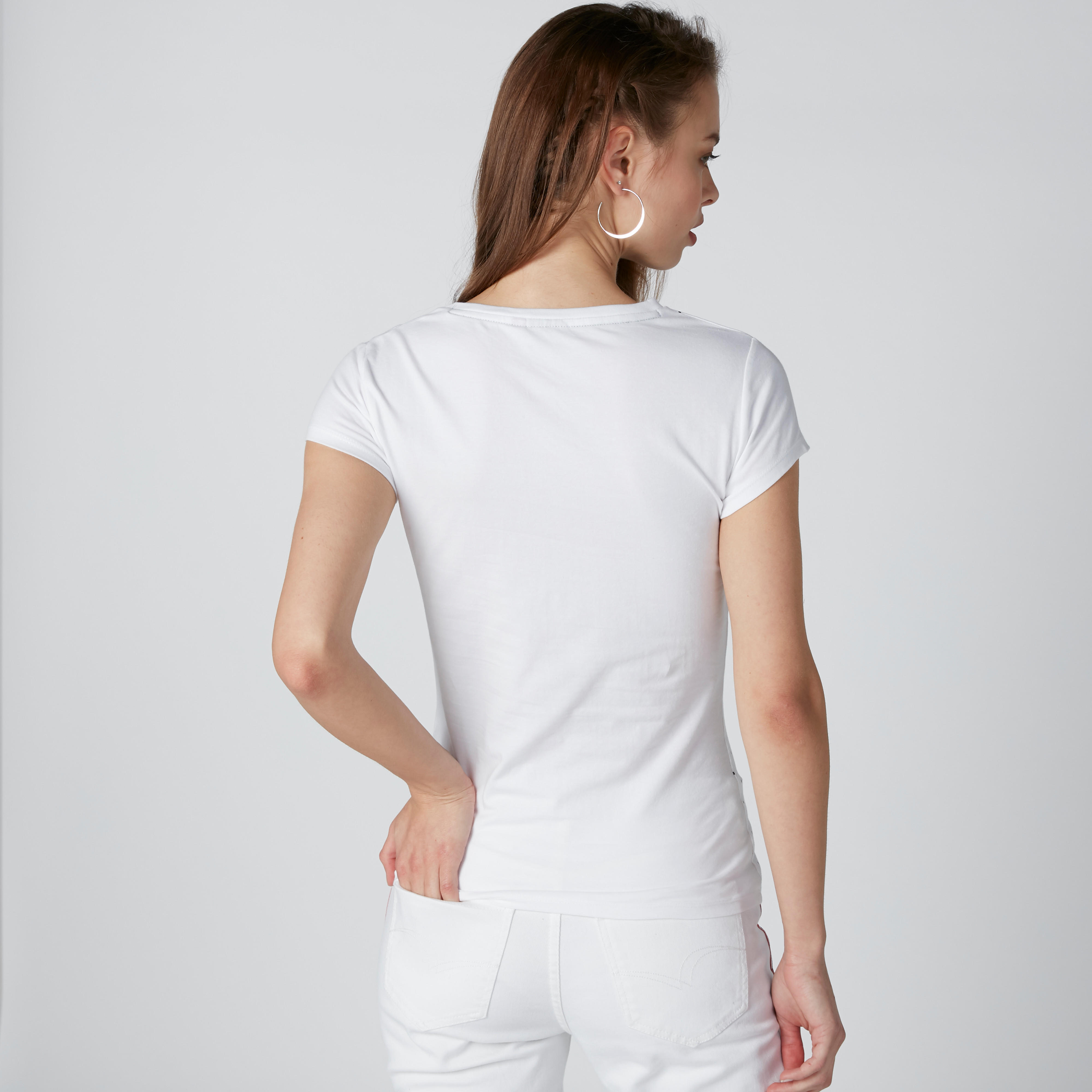 تيشيرت سكيني بياقة مستديرة وأكمام كاب وطبعات سنوبي-women-clothing-tshirts-image-3