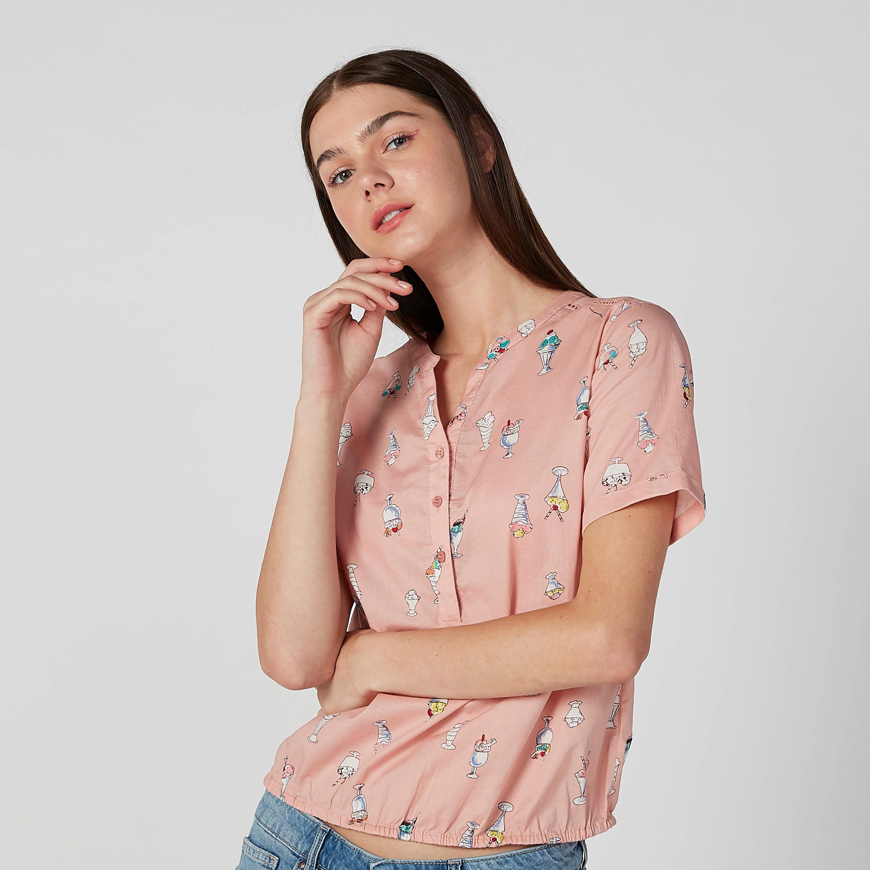 بلوزة منسوجة بقصّة سكيني وياقة V وأكمام قصيرة وطبعات-women-clothing-shirtsandblouses-blouses-image-1