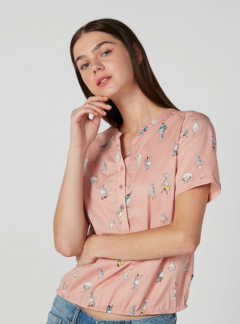 بلوزة منسوجة بقصّة سكيني وياقة V وأكمام قصيرة وطبعات-women-clothing-shirtsandblouses-blouses-image-1