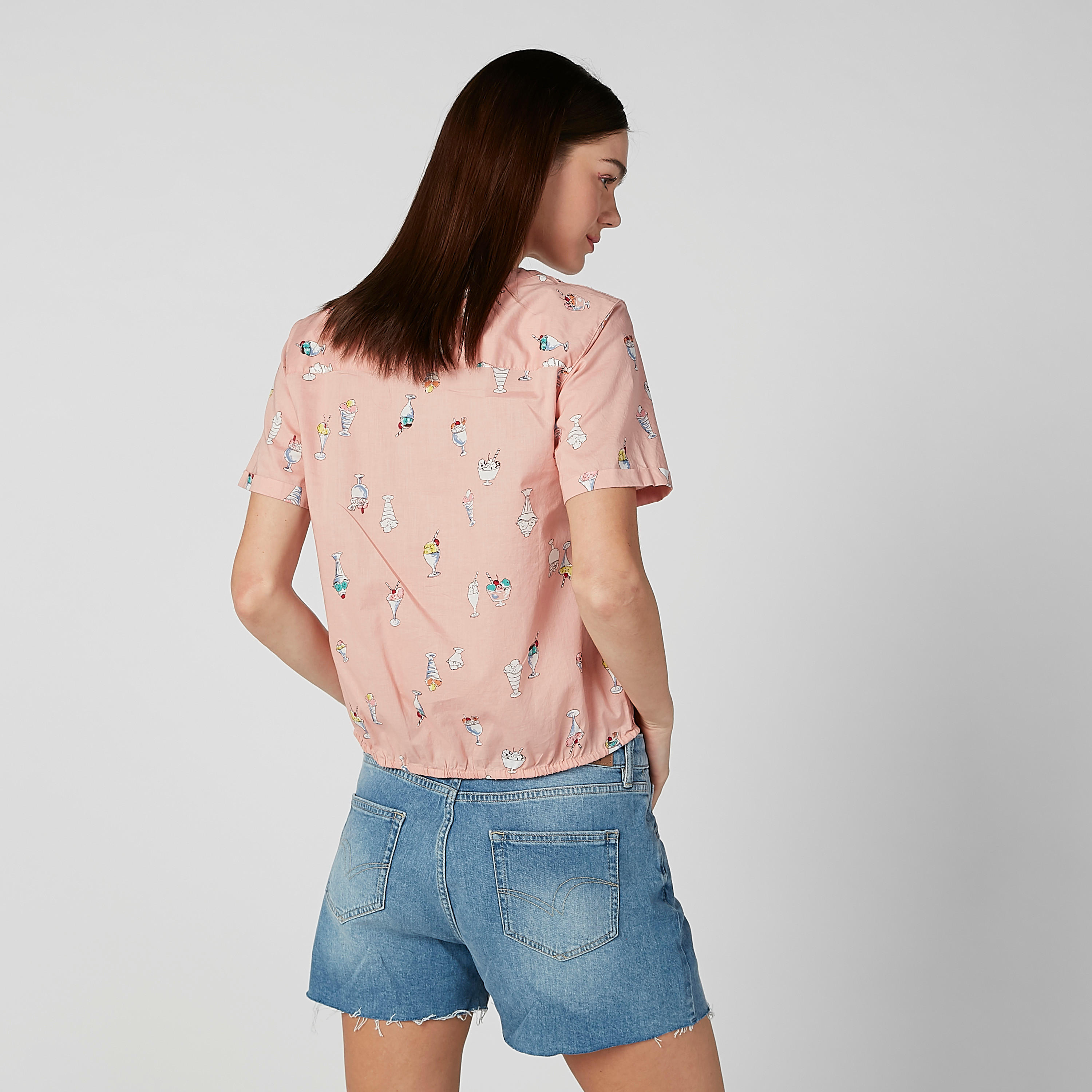بلوزة منسوجة بقصّة سكيني وياقة V وأكمام قصيرة وطبعات-women-clothing-shirtsandblouses-blouses-image-3