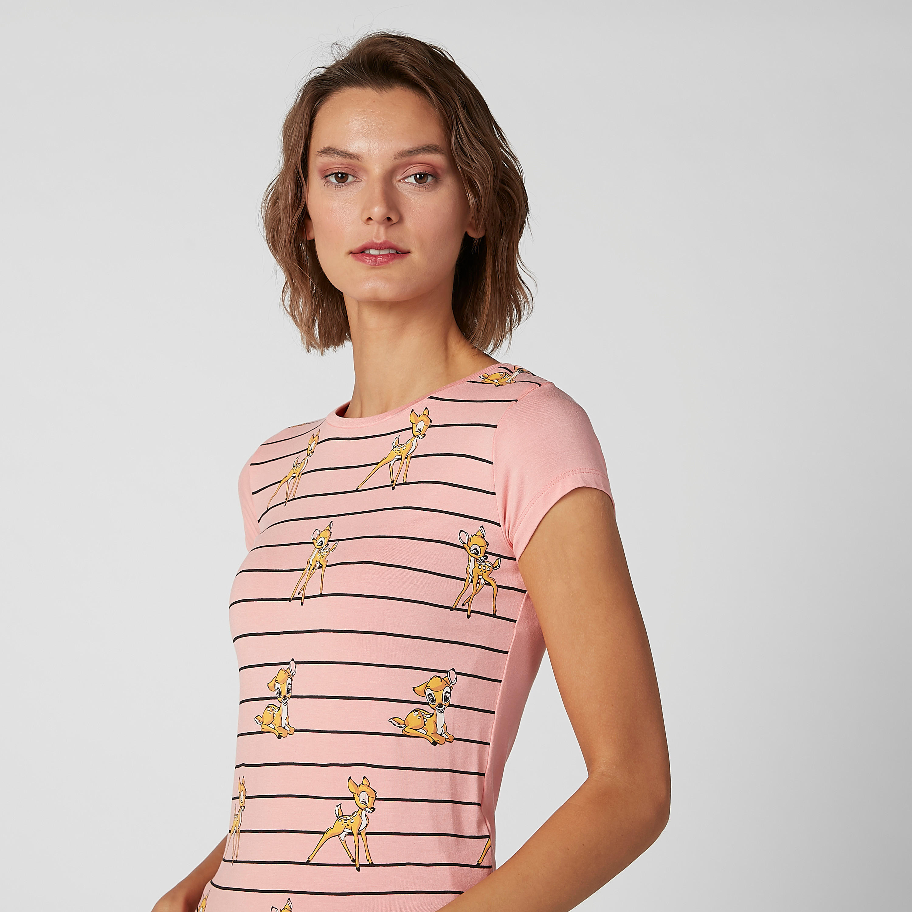 تيشيرت مقلّم بقصّة سكيني وأكمام كاب وطبعات بامبي-women-clothing-tshirts-image-2