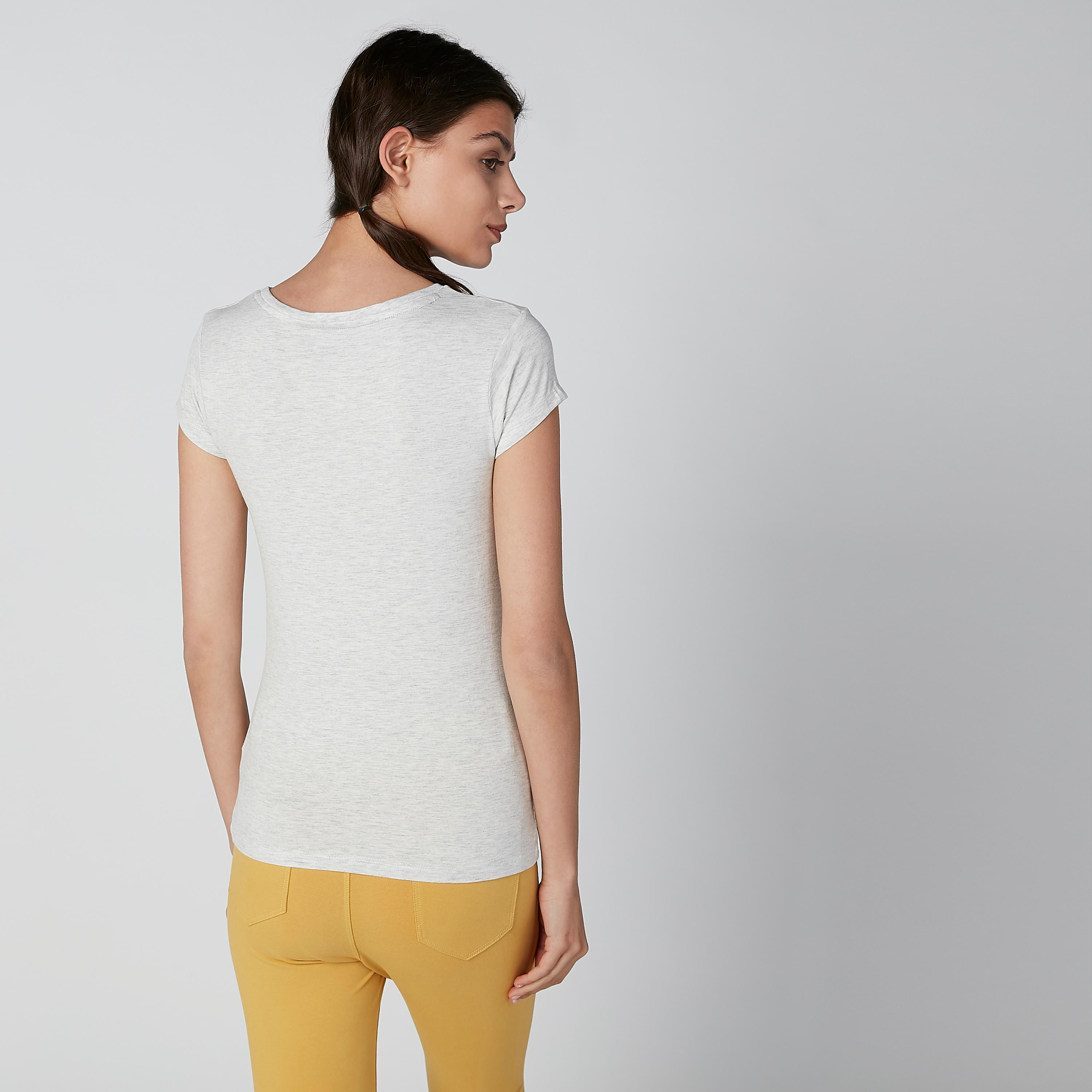 تيشيرت بقصّة سكيني وأكمام كاب وطبعات ميكي ماوس-women-clothing-tshirts-image-2