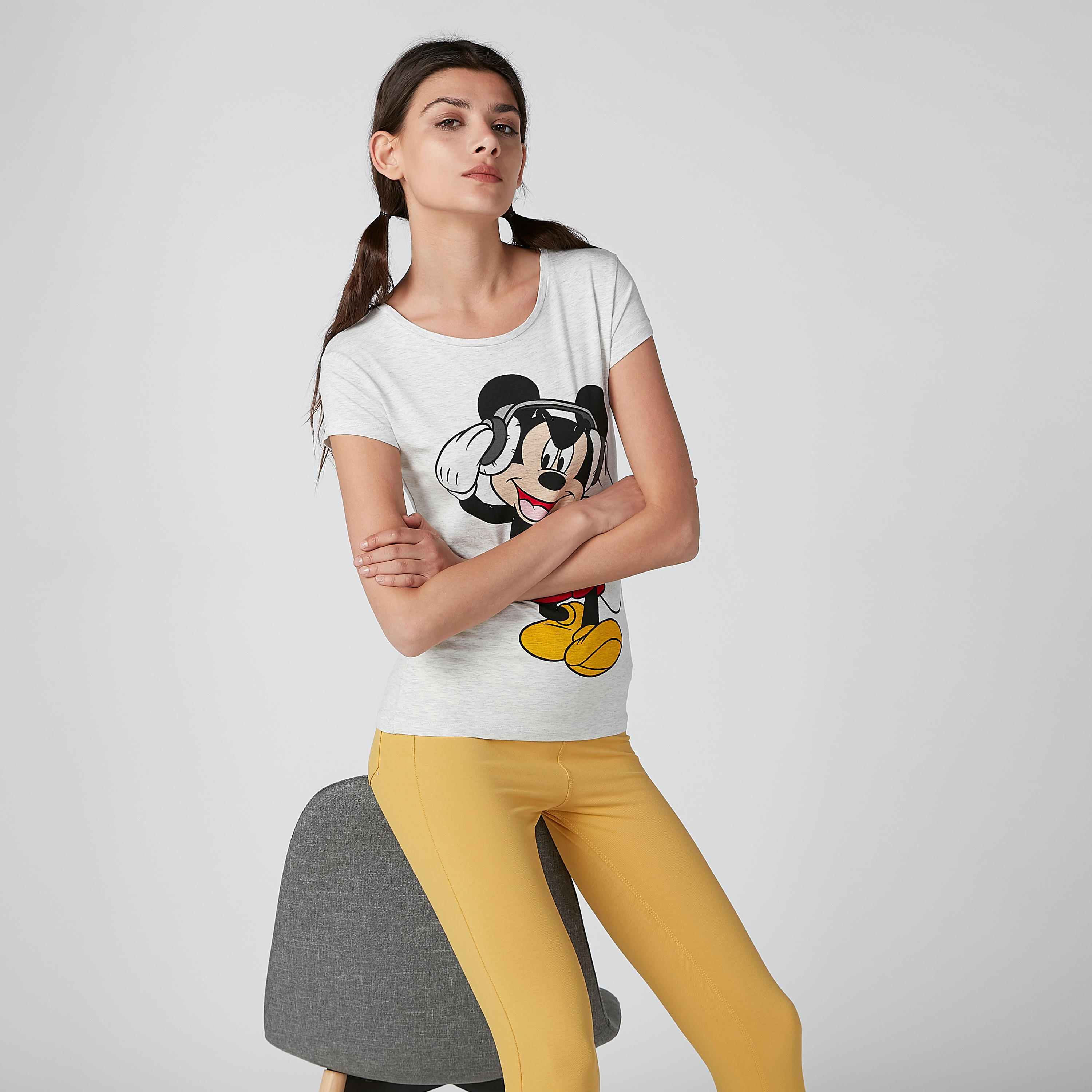 تيشيرت بقصّة سكيني وأكمام كاب وطبعات ميكي ماوس-women-clothing-tshirts-image-3