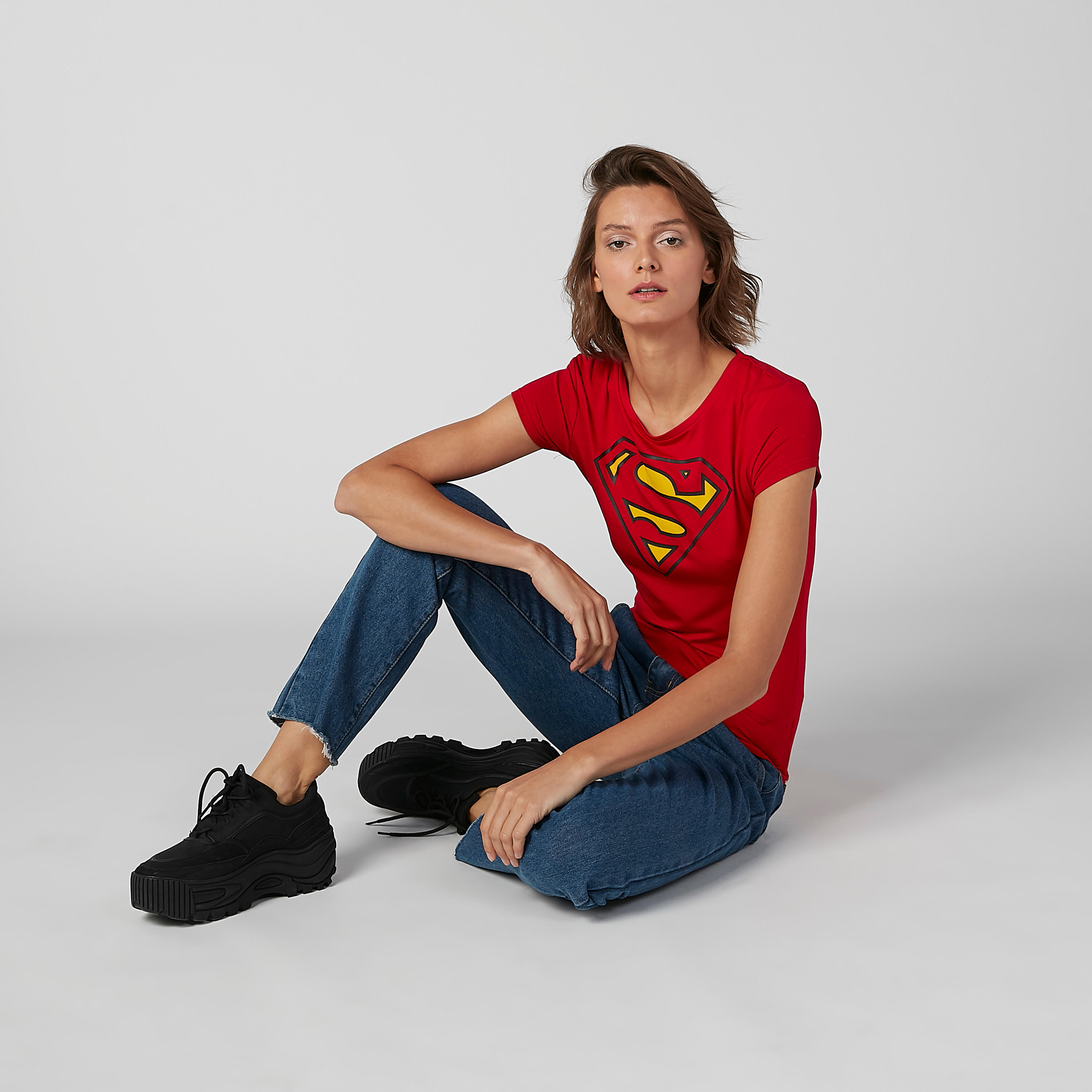 تيشيرت بياقة مستديرة وأكمام كاب وطبعات سوبرمان جرافيك-women-clothing-tshirts-image-5