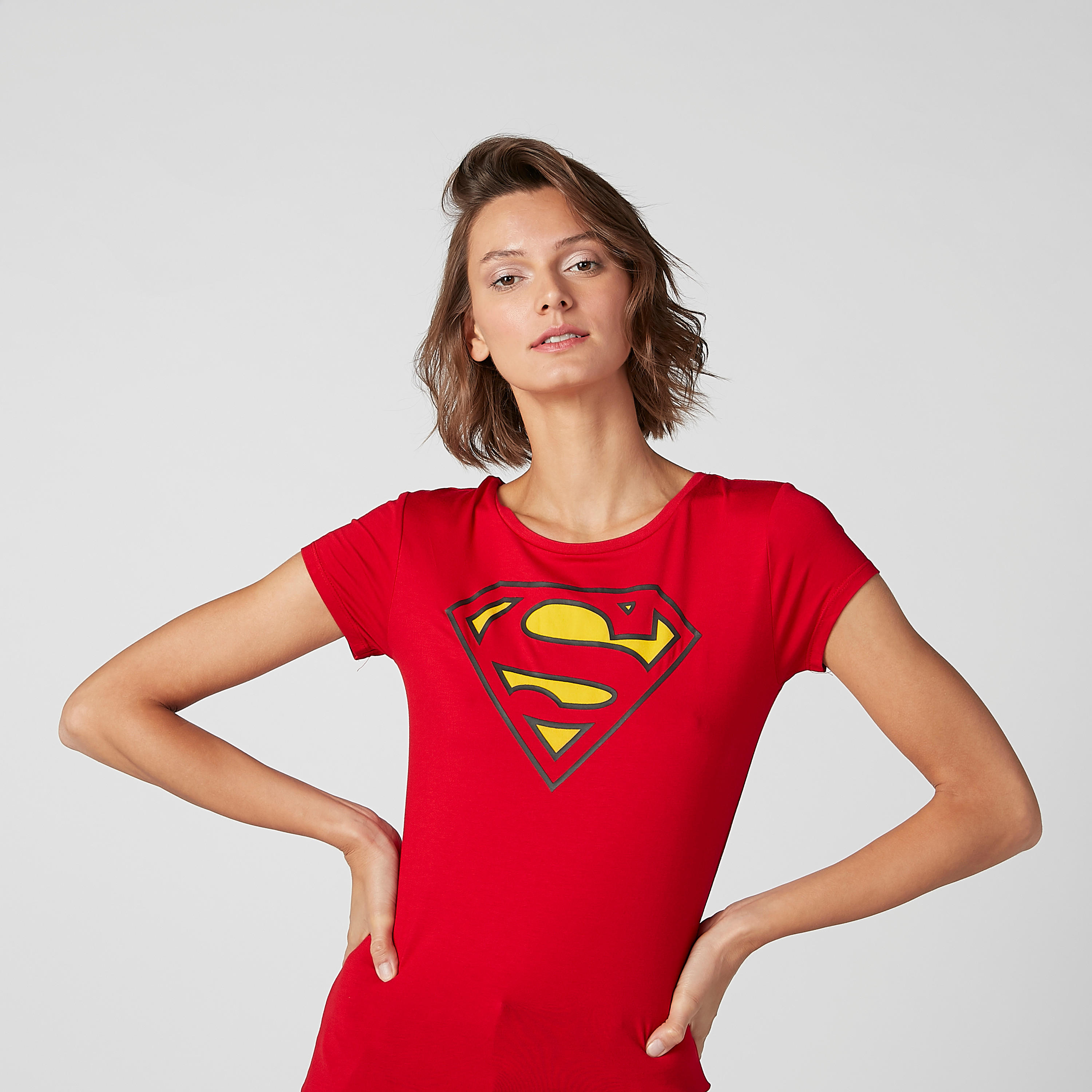 تيشيرت بياقة مستديرة وأكمام كاب وطبعات سوبرمان جرافيك-women-clothing-tshirts-image-3