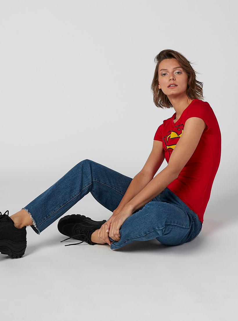 تيشيرت بياقة مستديرة وأكمام كاب وطبعات سوبرمان جرافيك-women-clothing-tshirts-image-1