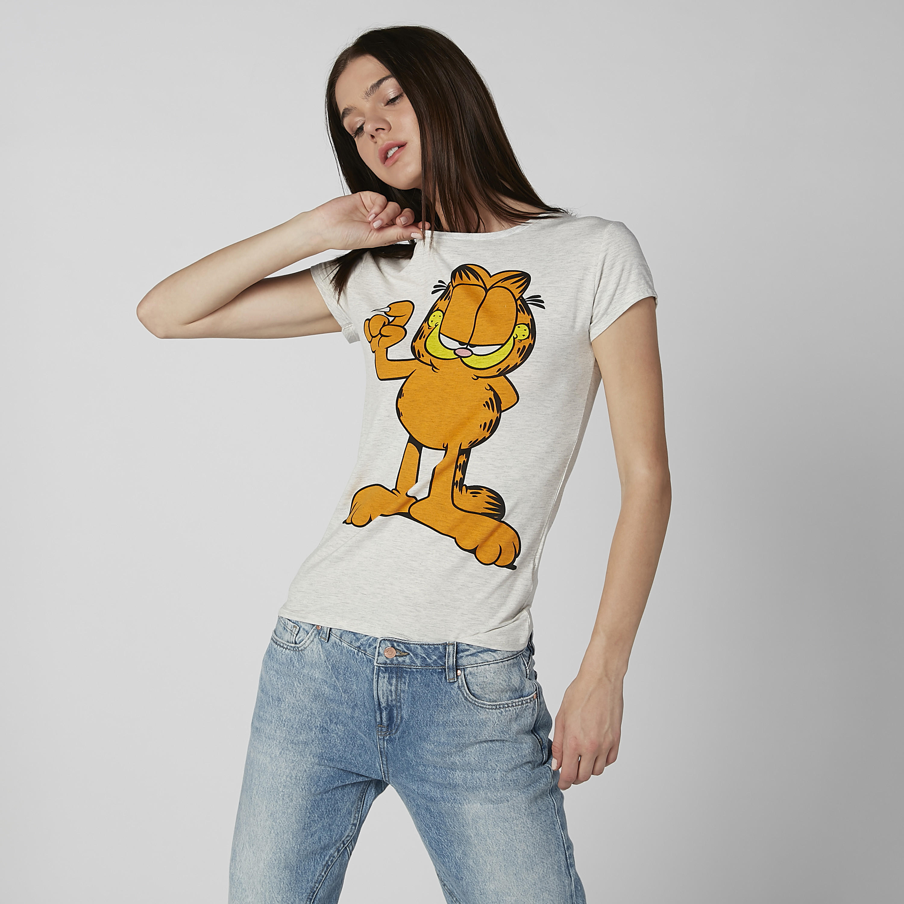 تيشيرت سكيني بياقة مستديرة وأكمام كاب وطبعات جارفيلد-women-clothing-tshirts-image-1