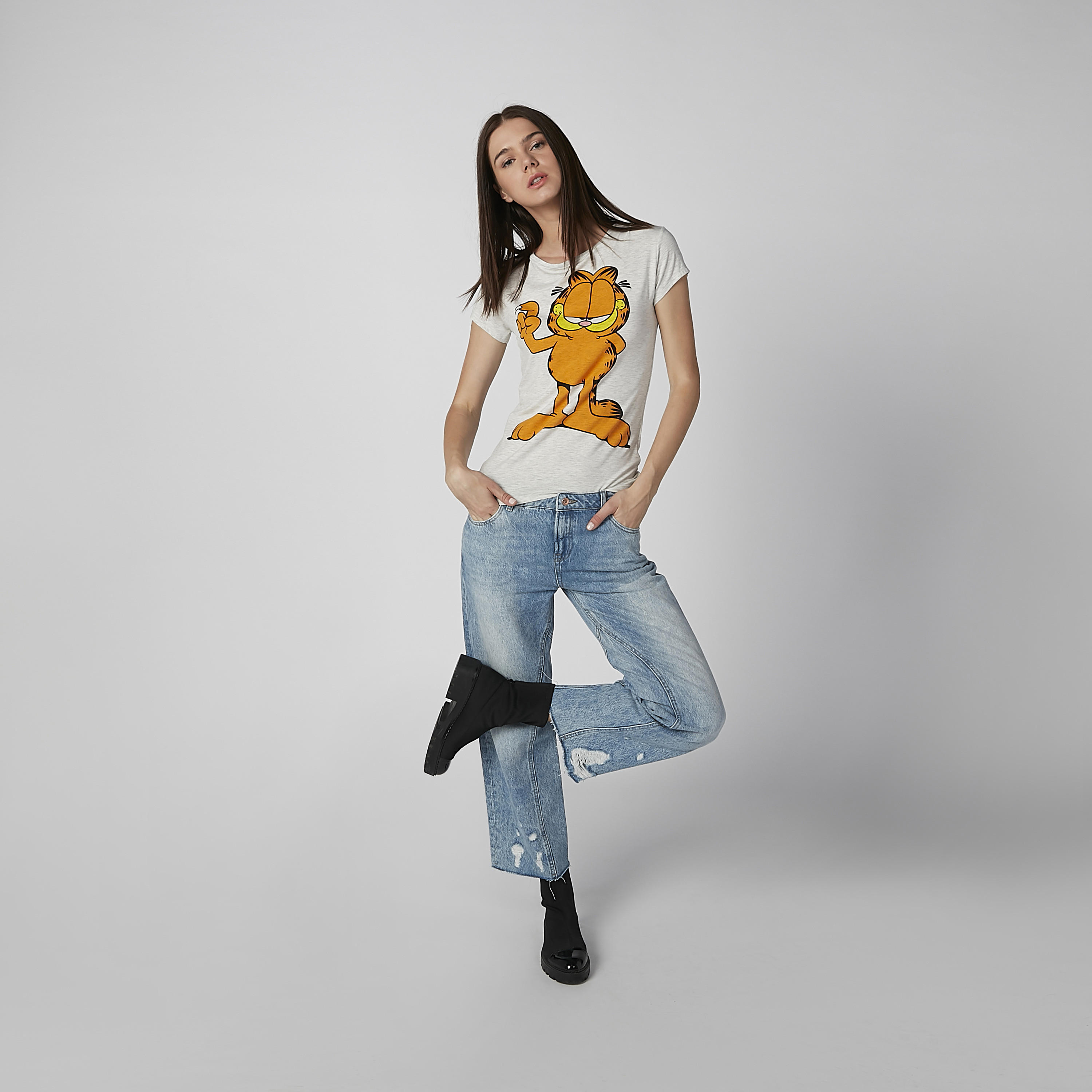 تيشيرت سكيني بياقة مستديرة وأكمام كاب وطبعات جارفيلد-women-clothing-tshirts-image-2