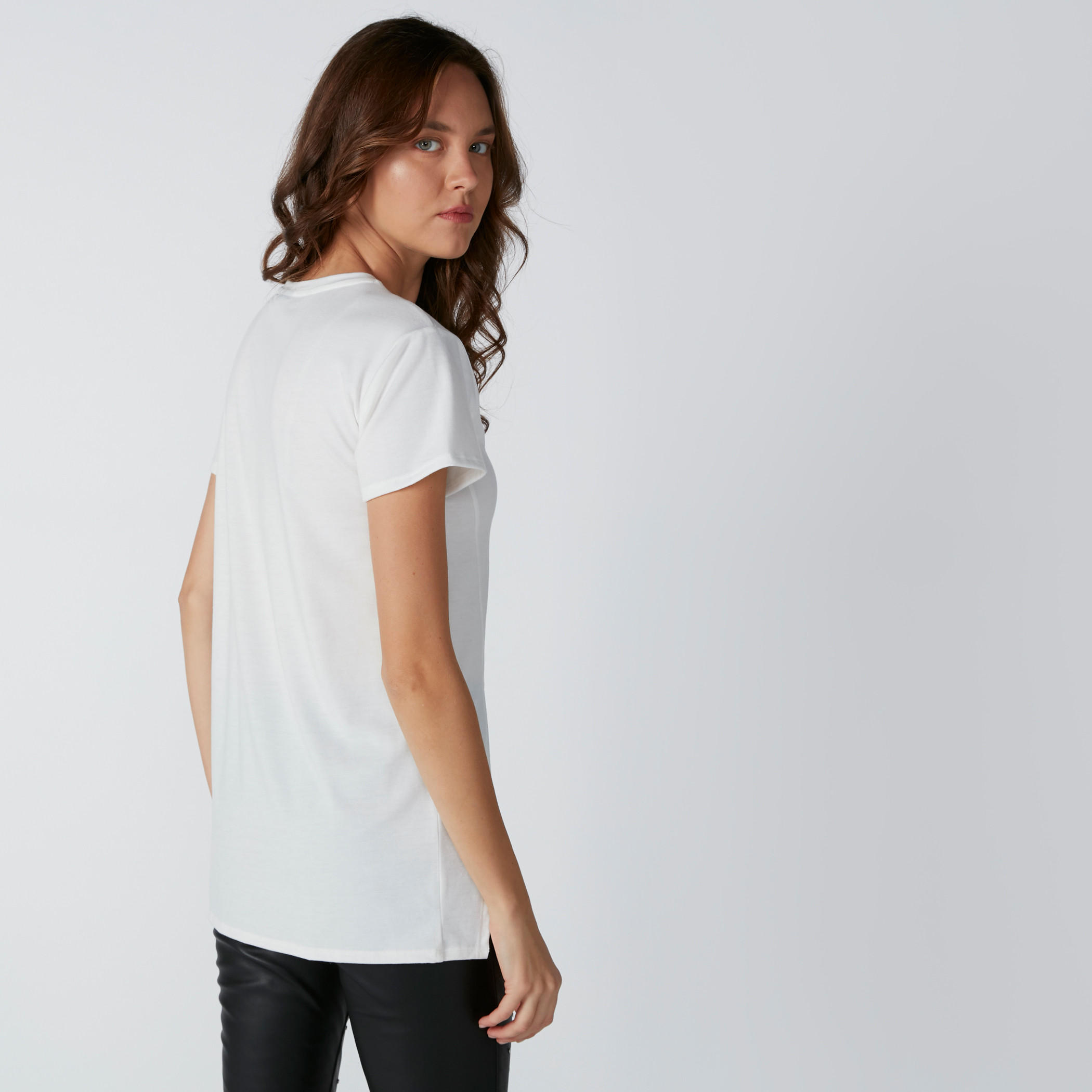 بلوزة بأكمام قصيرة وحوّاف غير مستوية وتزيينات ميني ماوس-women-clothing-tshirts-image-2