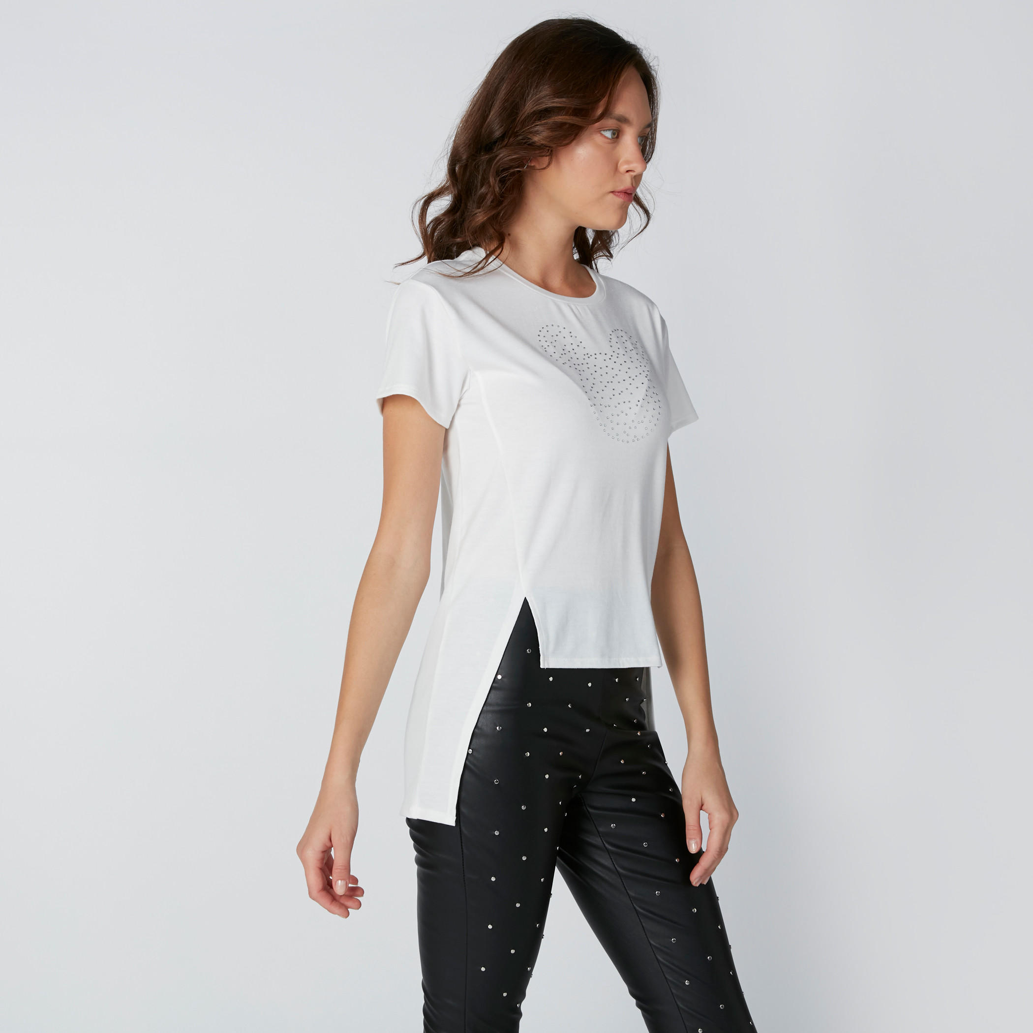 بلوزة بأكمام قصيرة وحوّاف غير مستوية وتزيينات ميني ماوس-women-clothing-tshirts-image-4