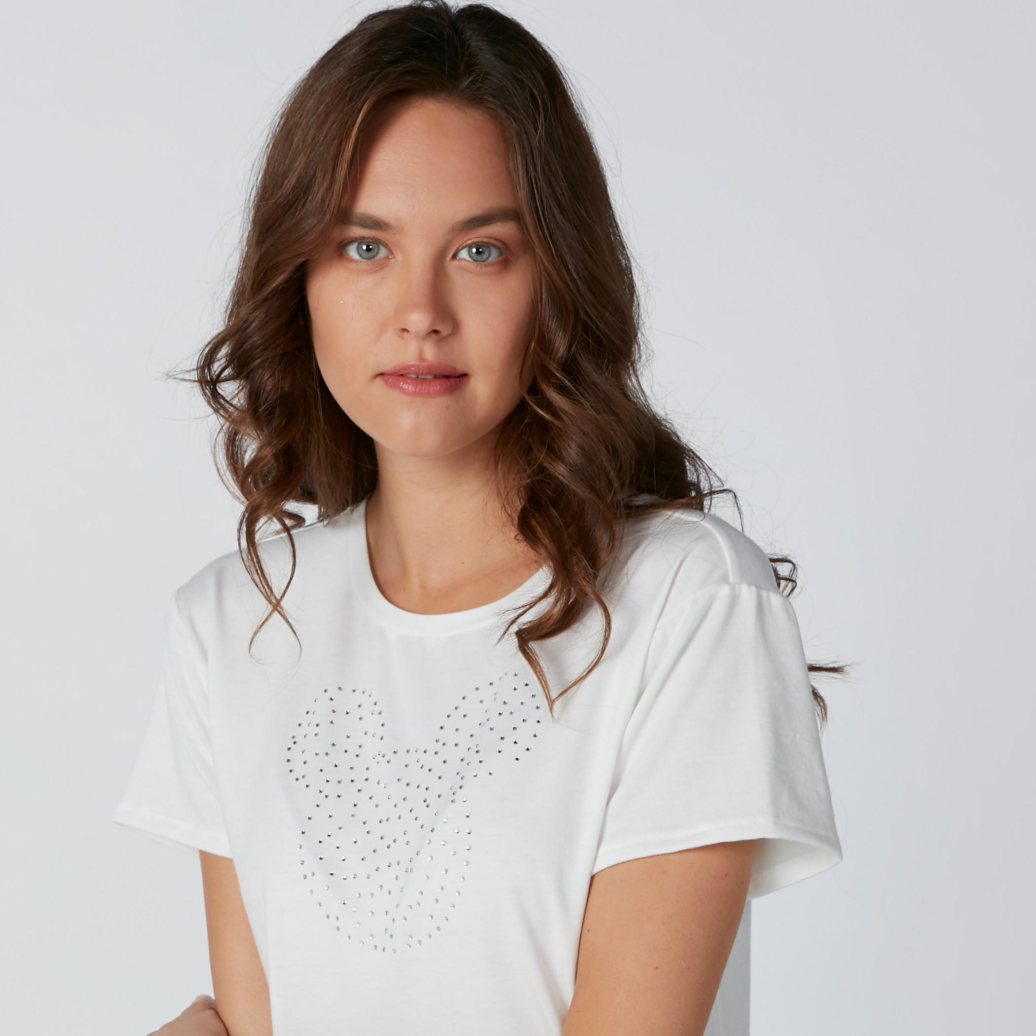 بلوزة بأكمام قصيرة وحوّاف غير مستوية وتزيينات ميني ماوس-women-clothing-tshirts-image-5
