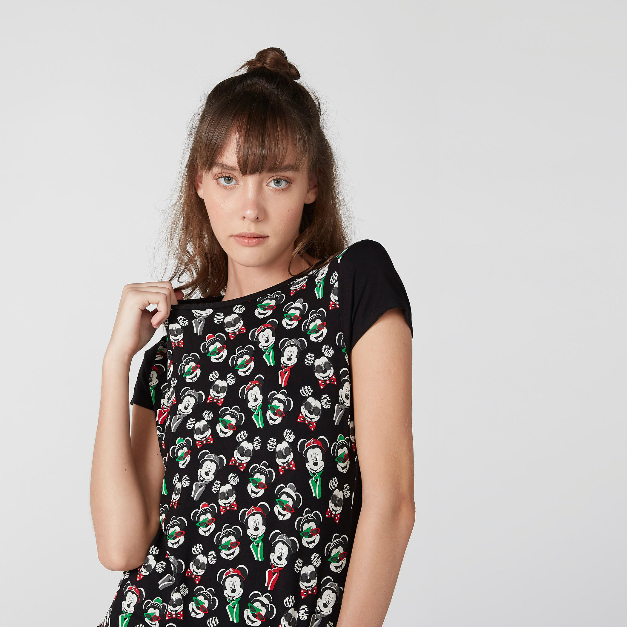 تيشيرت بأكمام كاب وقصّة سكيني وطبعات ميكي ماوس-women-clothing-tshirts-image-4