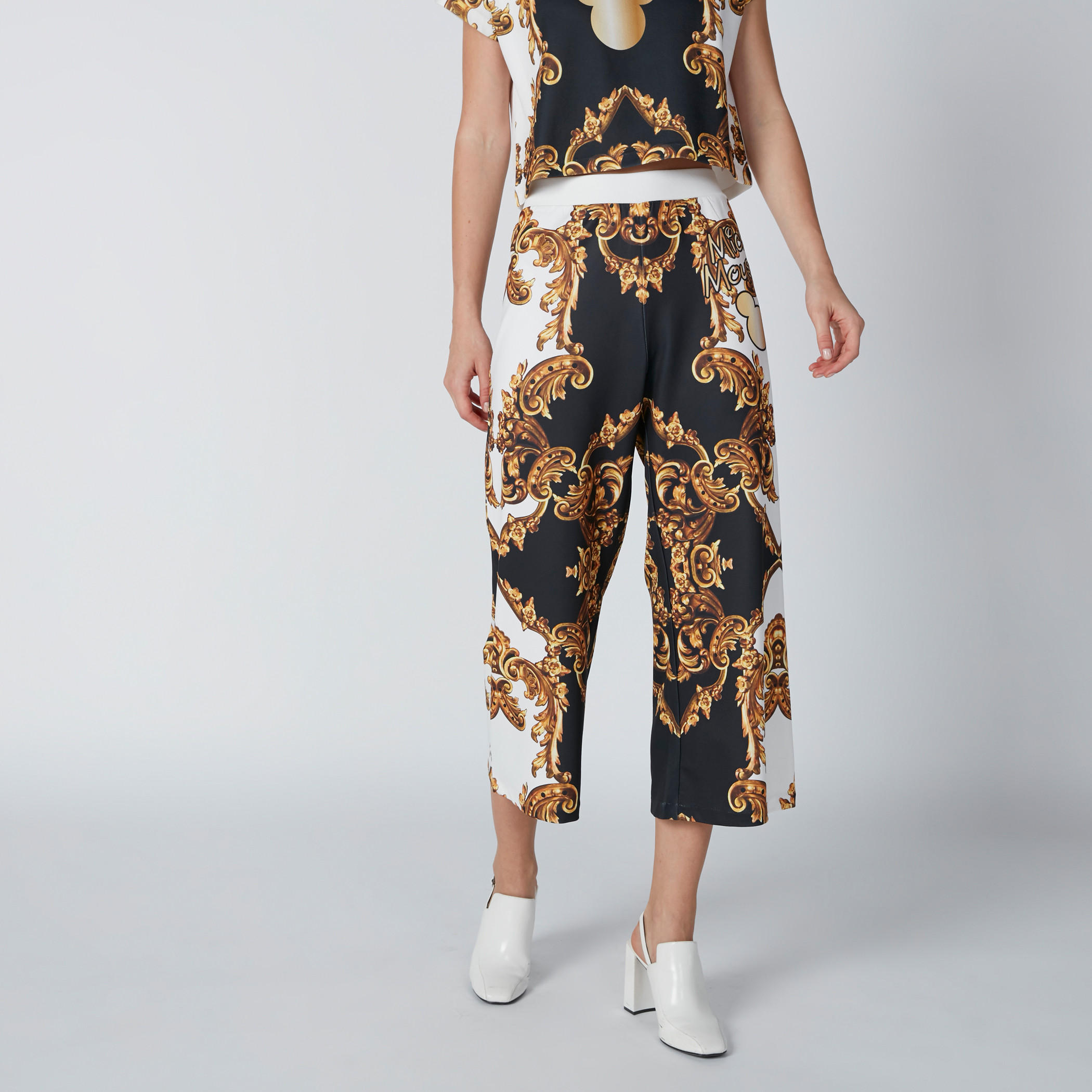 بنطال واسع الساقين بقصّة واسعة وطبعات ميكي ماوس-women-clothing-bottoms-trousers-image-1