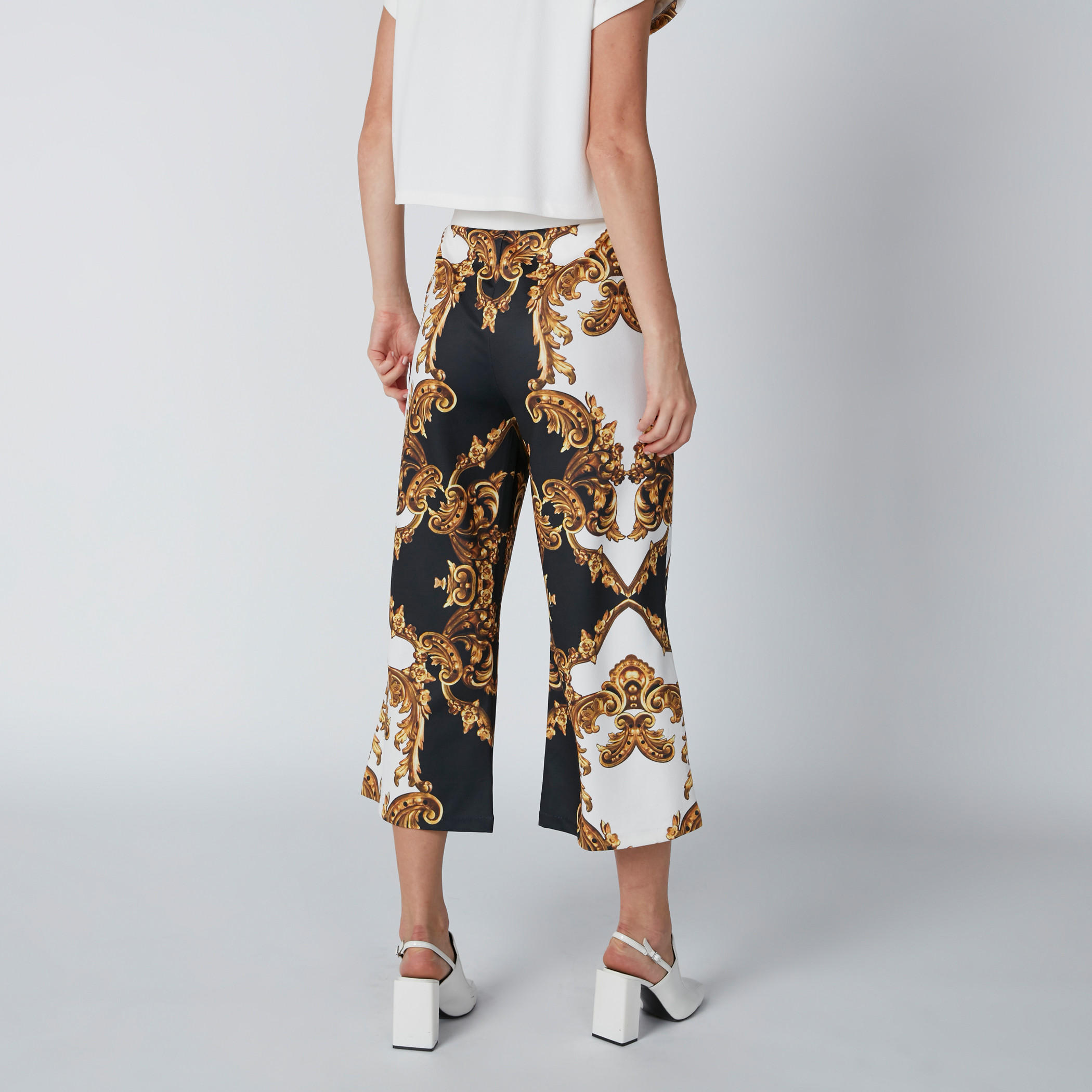 بنطال واسع الساقين بقصّة واسعة وطبعات ميكي ماوس-women-clothing-bottoms-trousers-image-2