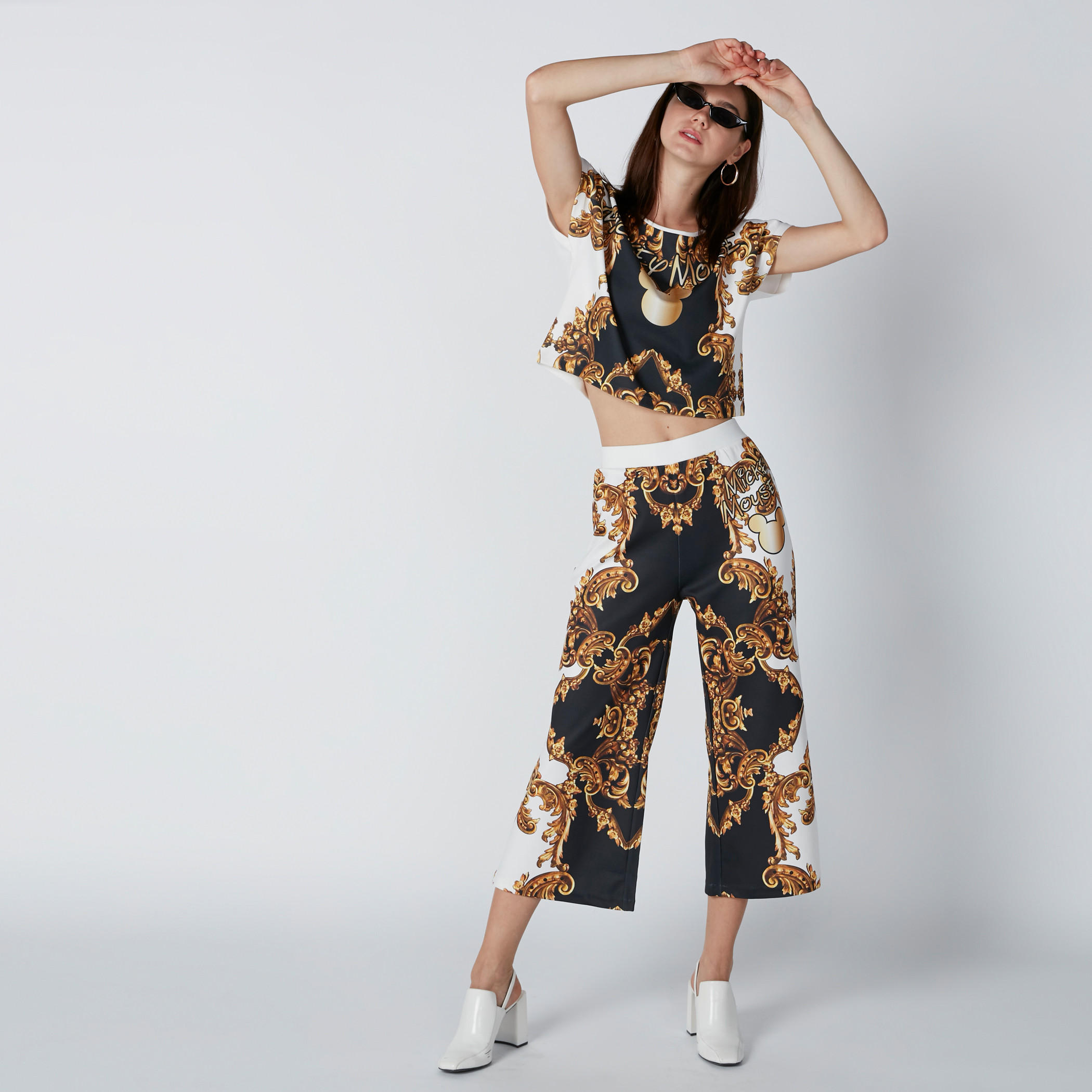 بنطال واسع الساقين بقصّة واسعة وطبعات ميكي ماوس-women-clothing-bottoms-trousers-image-3