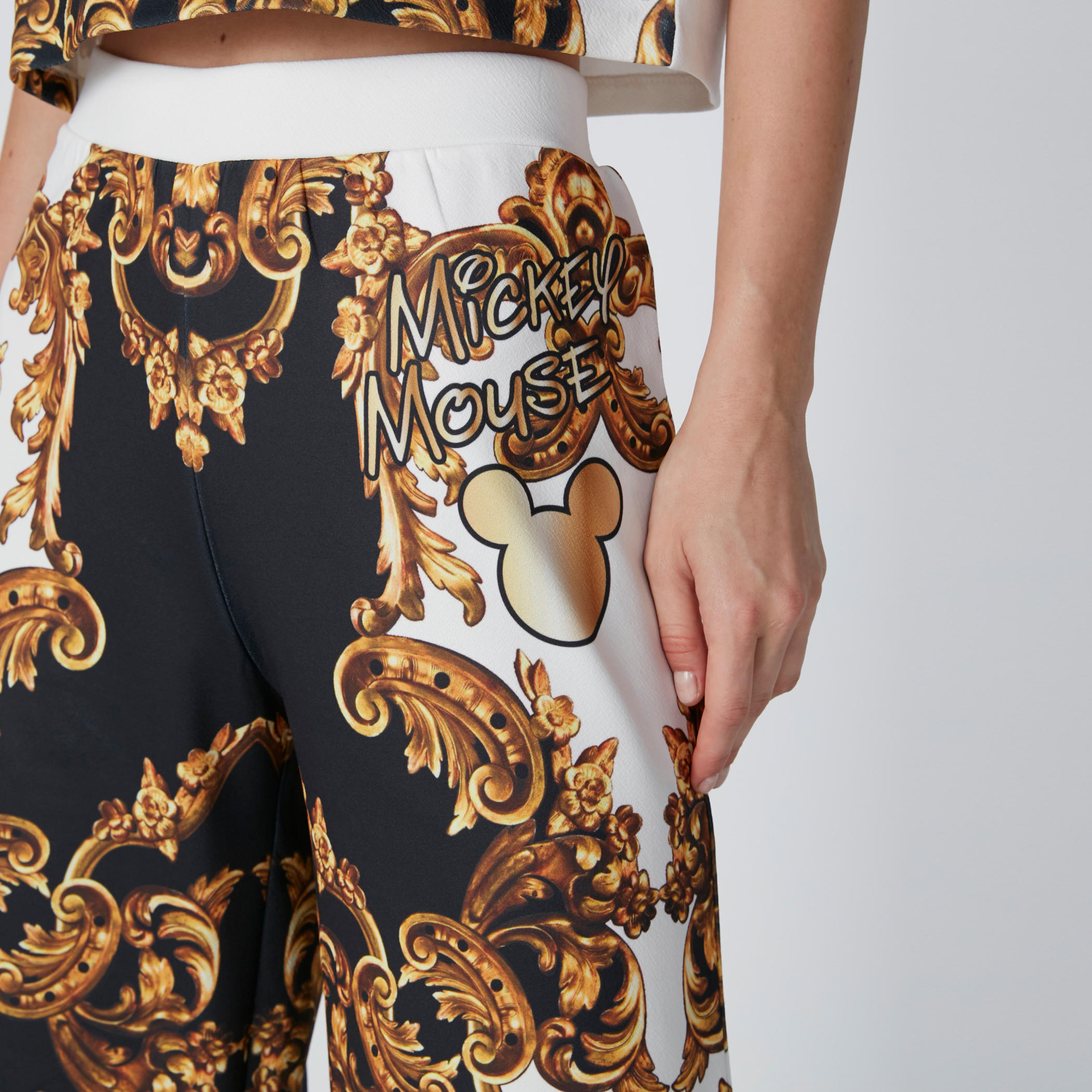 بنطال واسع الساقين بقصّة واسعة وطبعات ميكي ماوس-women-clothing-bottoms-trousers-image-4