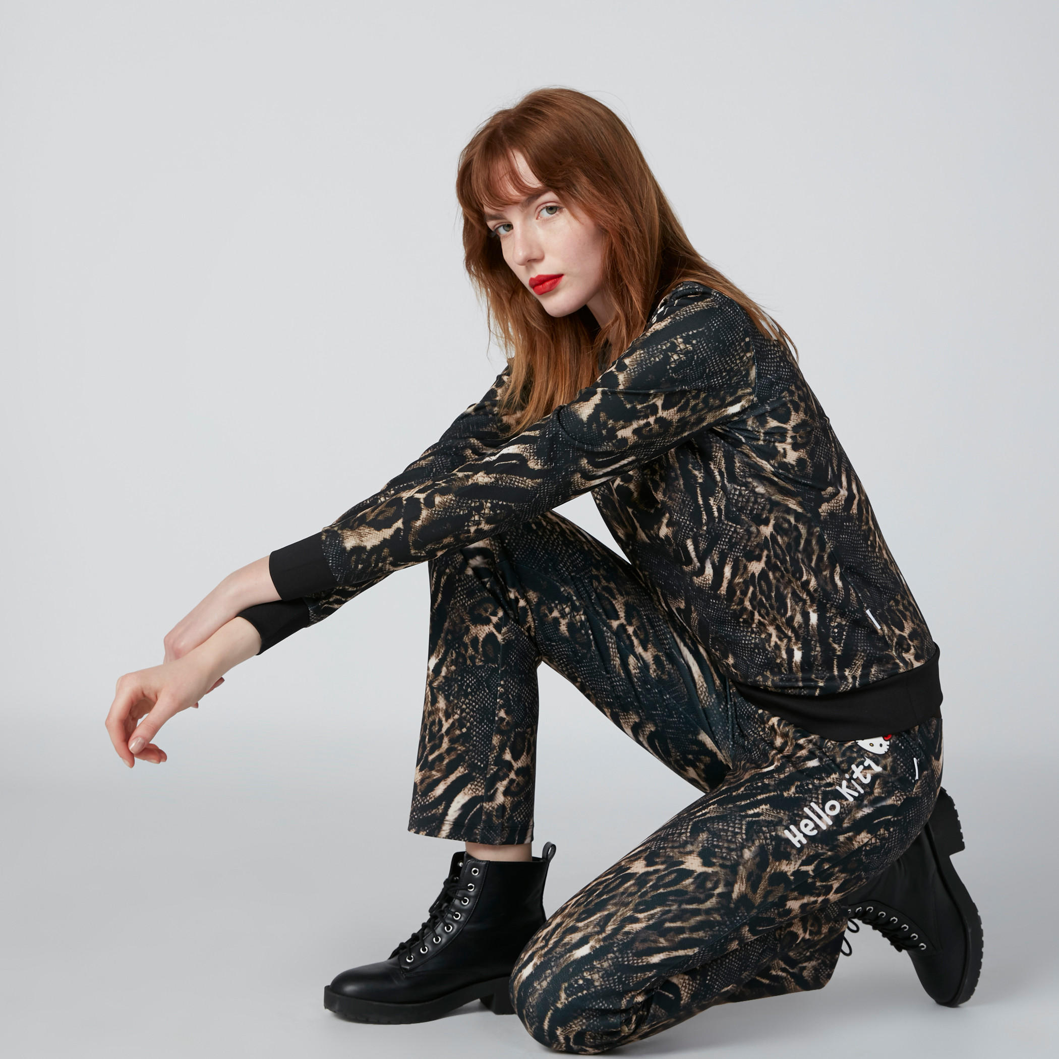 بنطال سليم فيت بخصر متوسط الارتفاع وطبعات هالو كيتي-women-clothing-bottoms-trousers-image-1