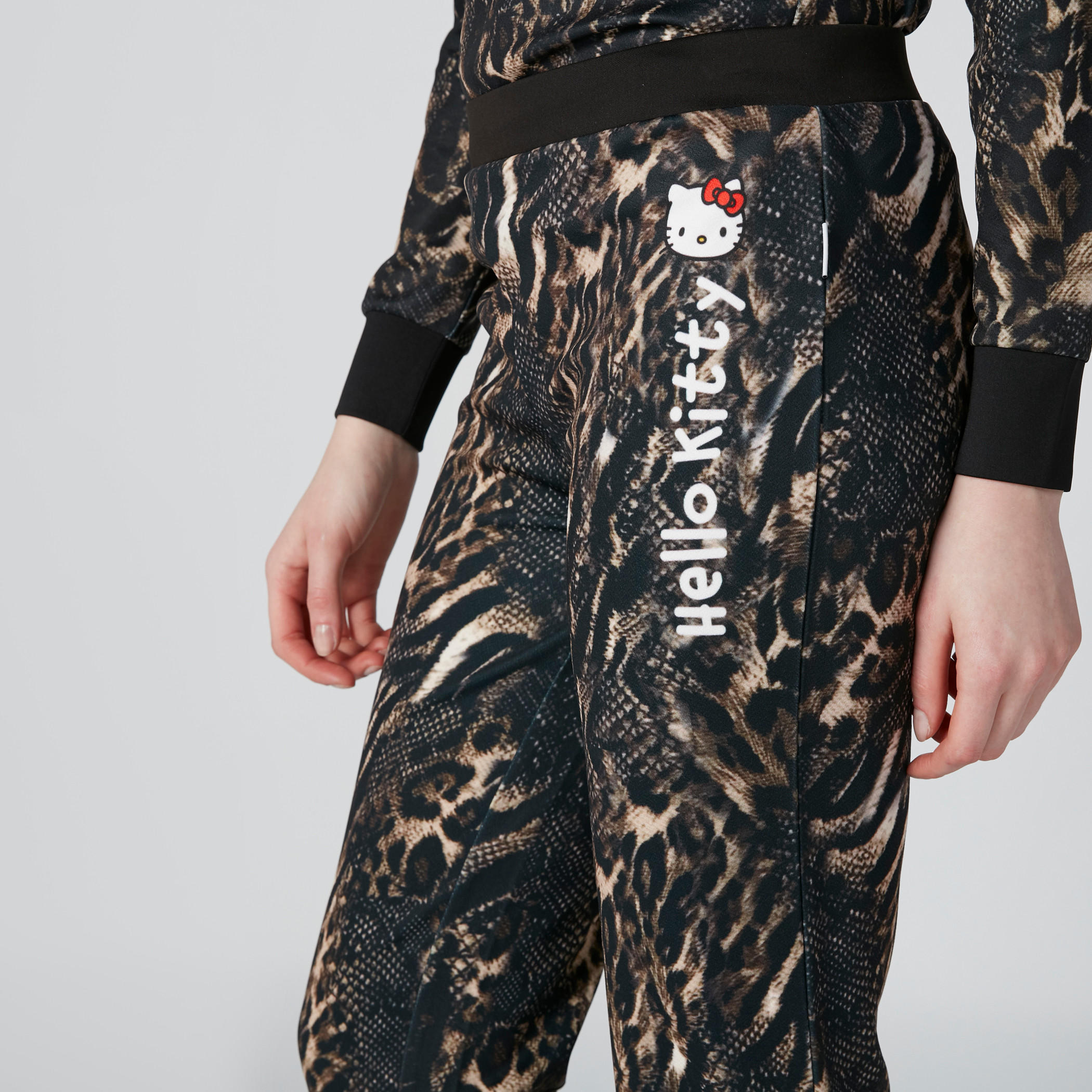 بنطال سليم فيت بخصر متوسط الارتفاع وطبعات هالو كيتي-women-clothing-bottoms-trousers-image-5