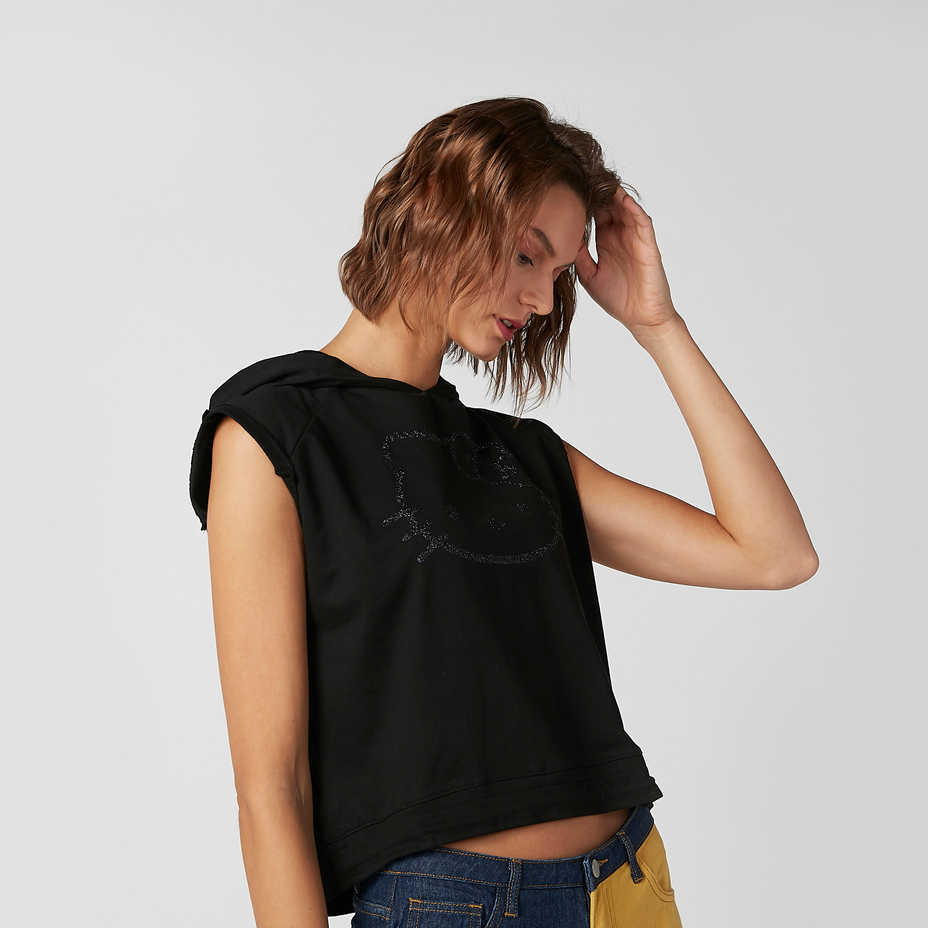 بلوزة قصيرة دون أكمام بقبّعة وطبعات هالو كيتي-women-clothing-tshirts-image-2