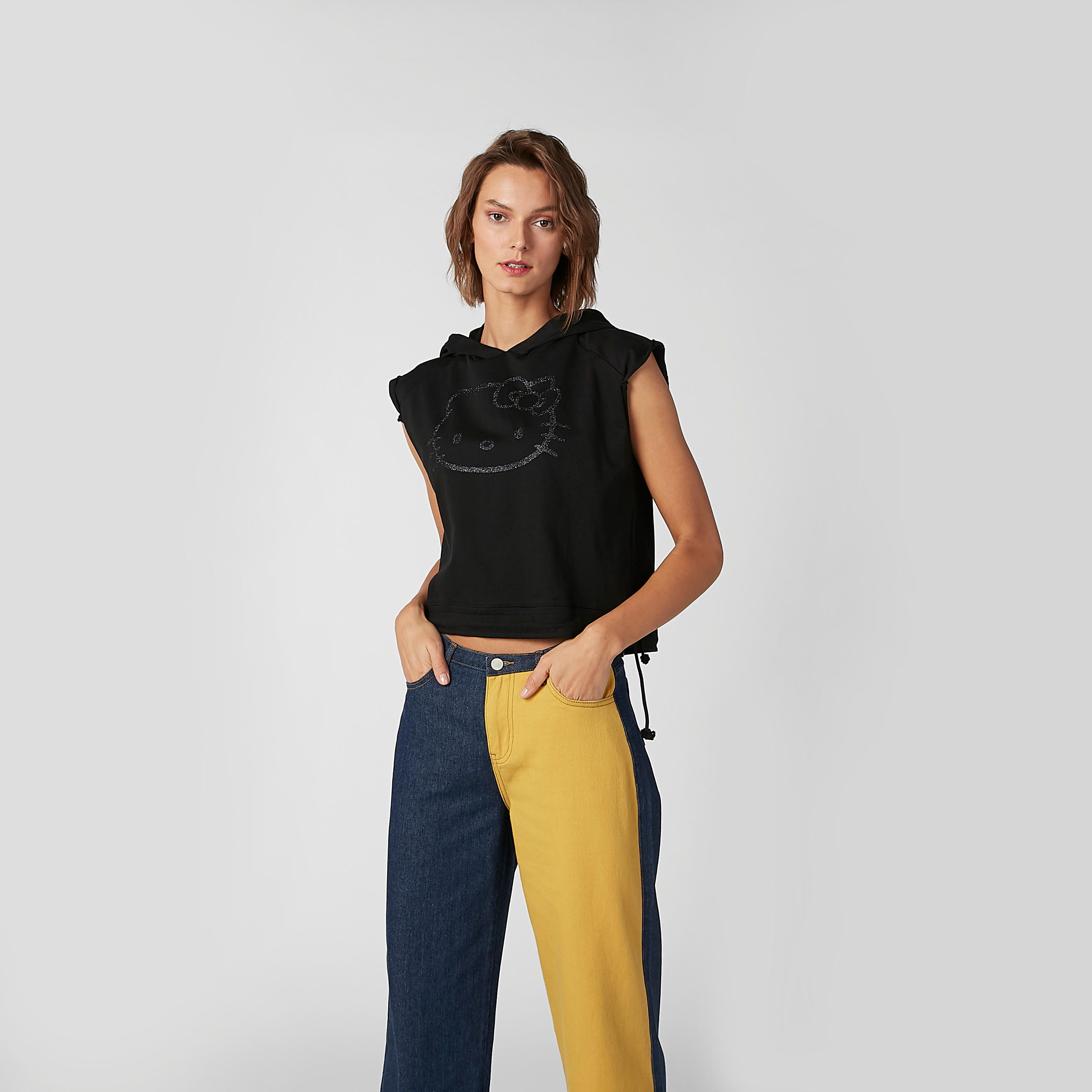 بلوزة قصيرة دون أكمام بقبّعة وطبعات هالو كيتي-women-clothing-tshirts-image-1